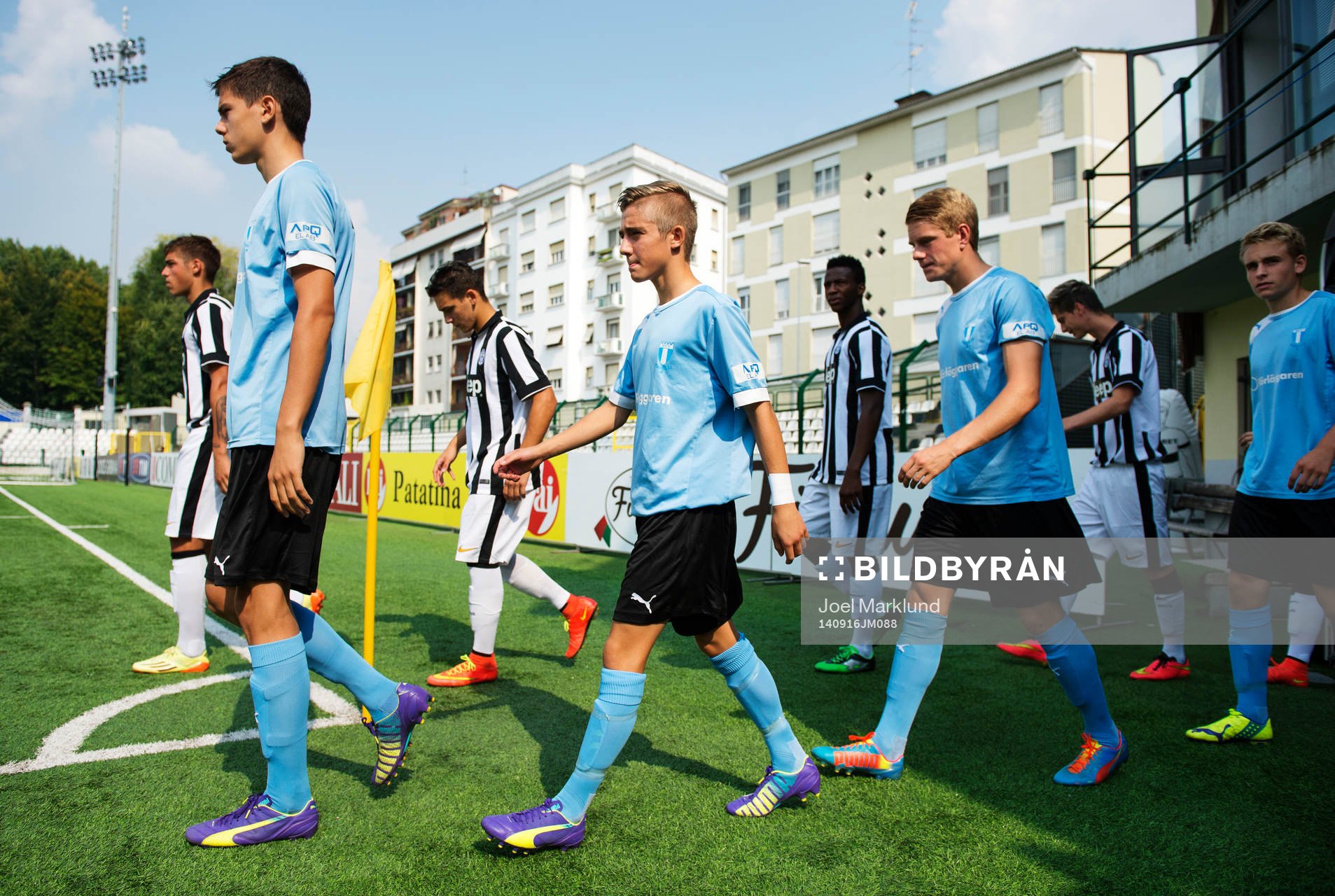 s spelare gör entré till fotbollsmatchen i UEFA Youth