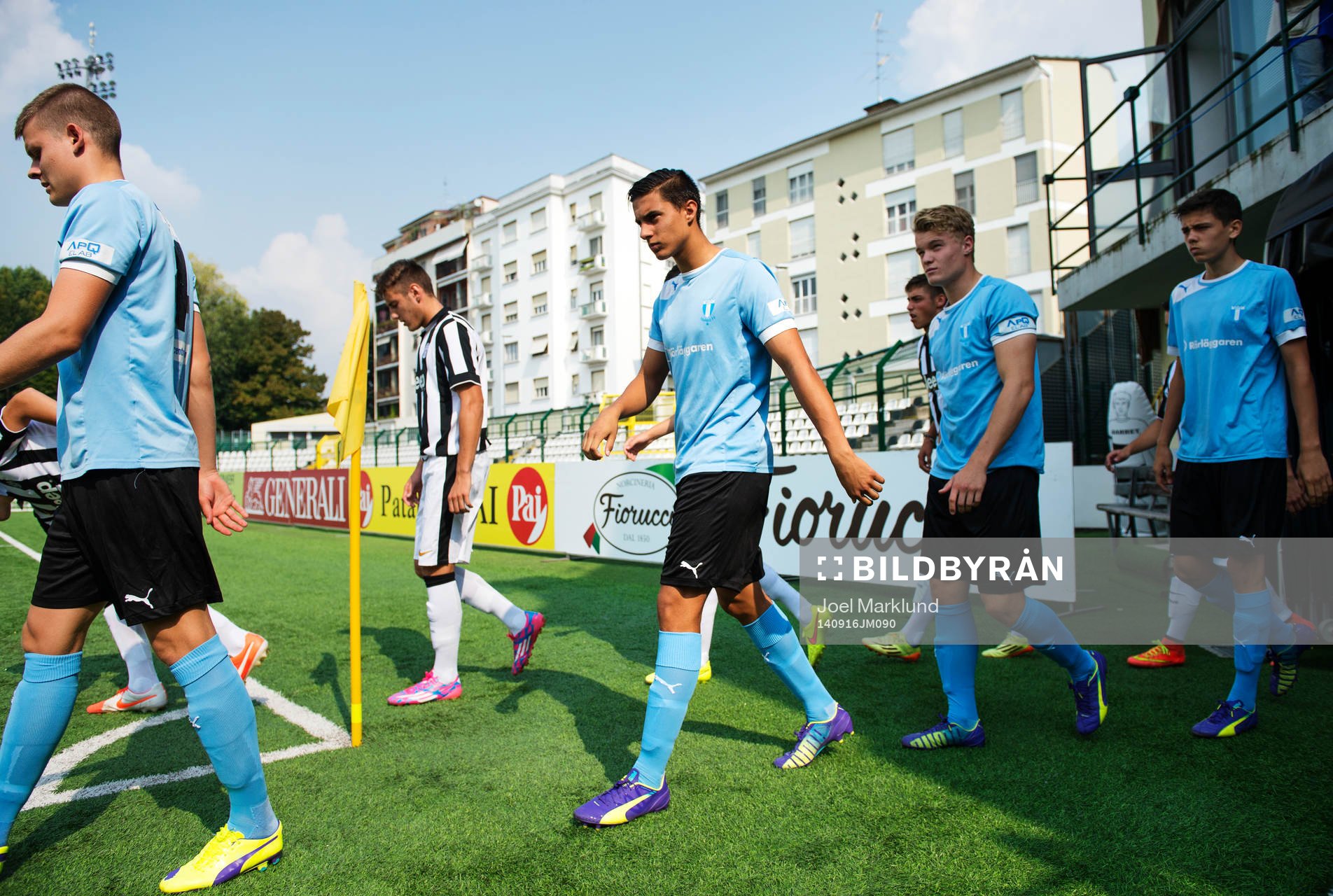 s spelare gör entré till fotbollsmatchen i UEFA Youth