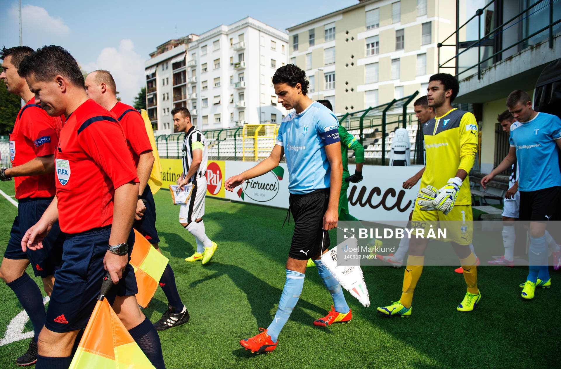 s Deniz Hummet gör entré till fotbollsmatchen i UEFA
