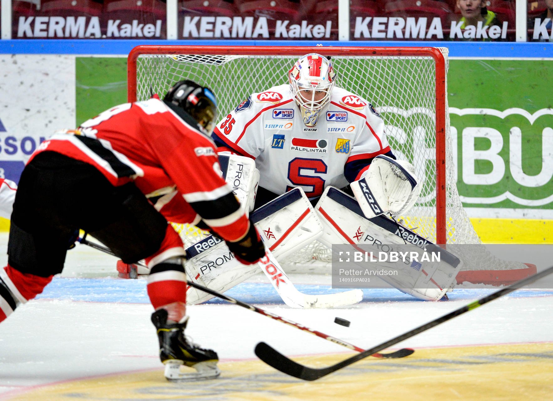Malmö Redhawks Fredrik Storm och  Södertäljes målvakt