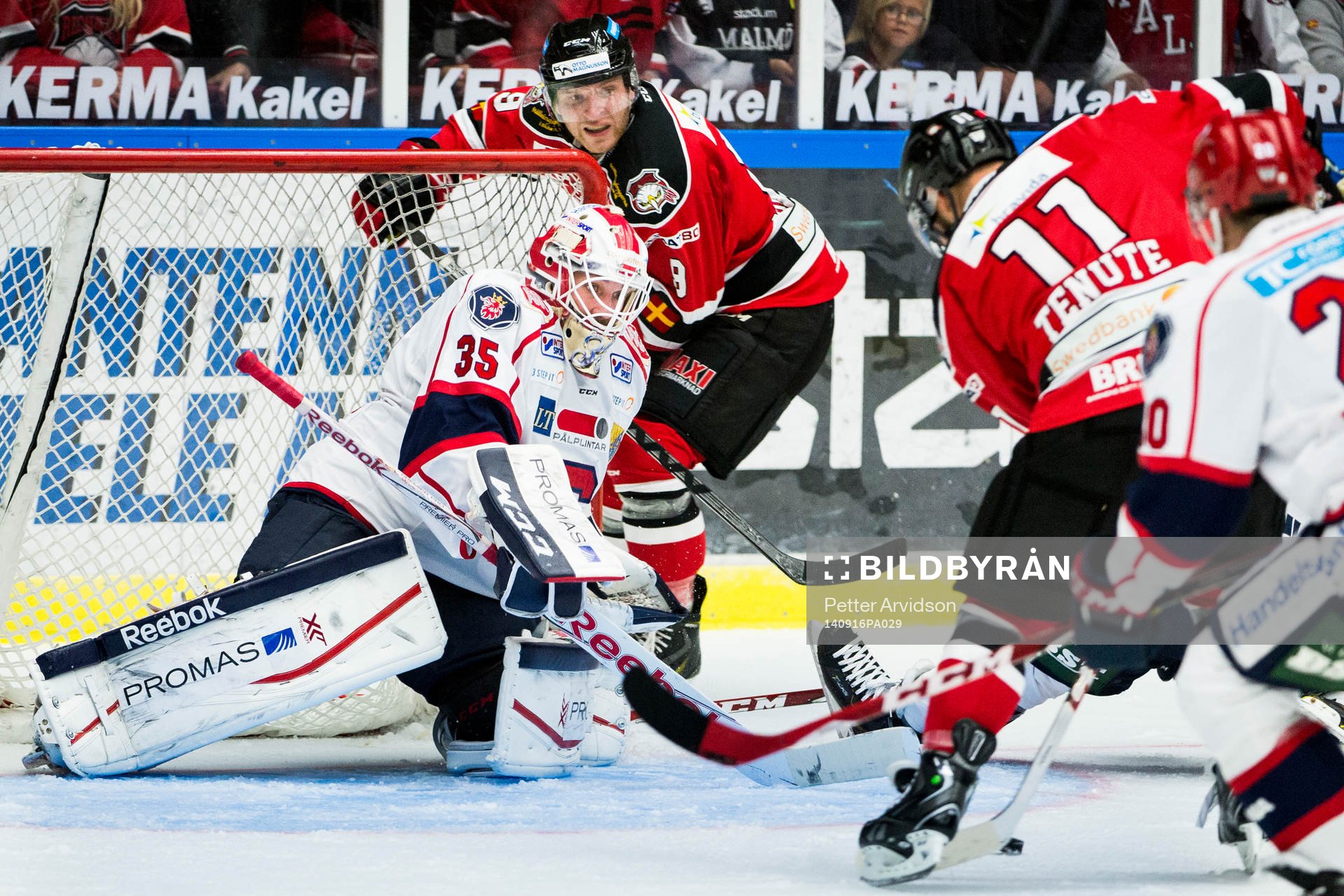 Malmö Redhawks Joey Tenute oroar framför Södertäljes