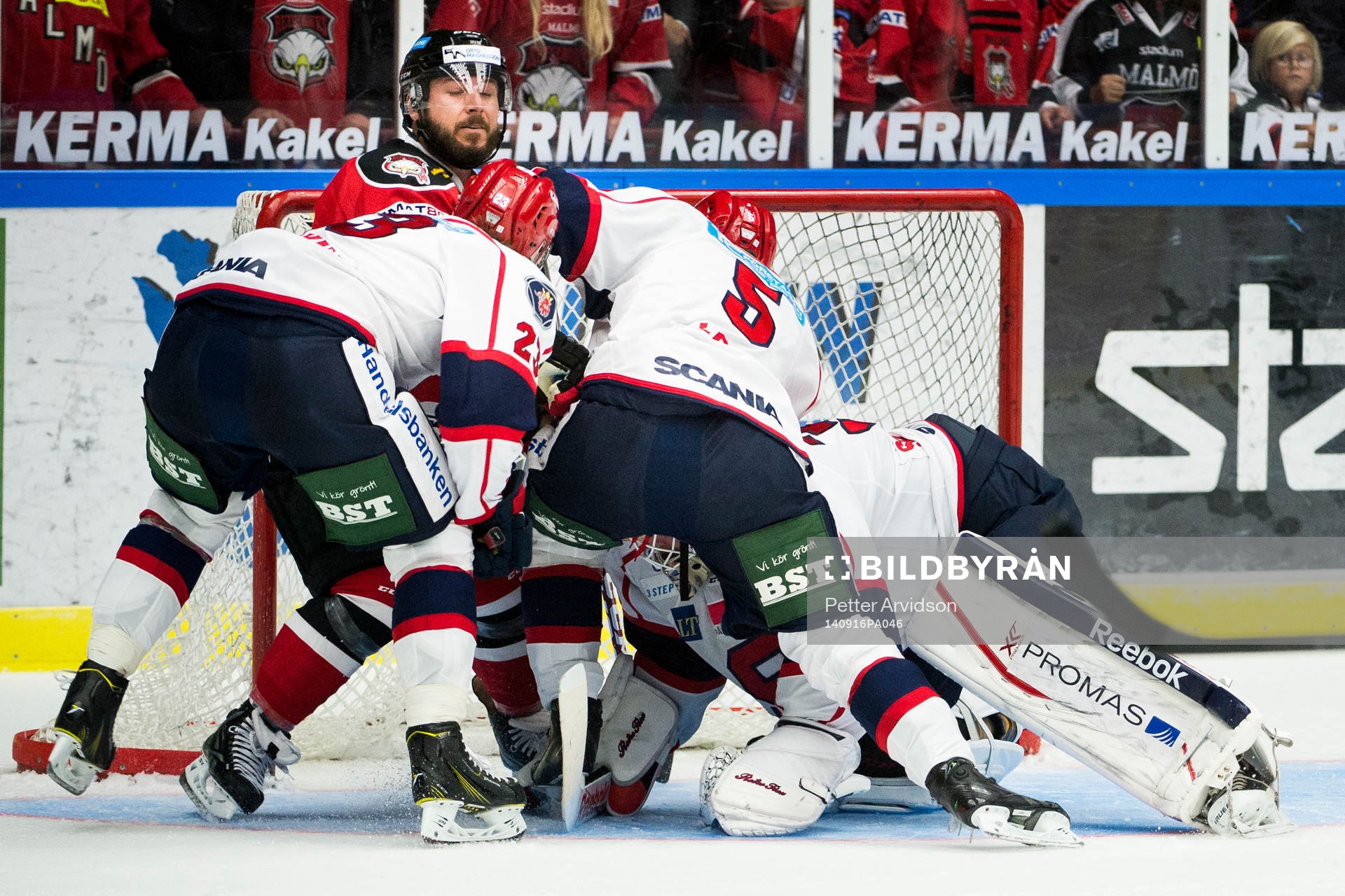 Malmö Redhawks Joey Tenute tas hårt av Södertäljes