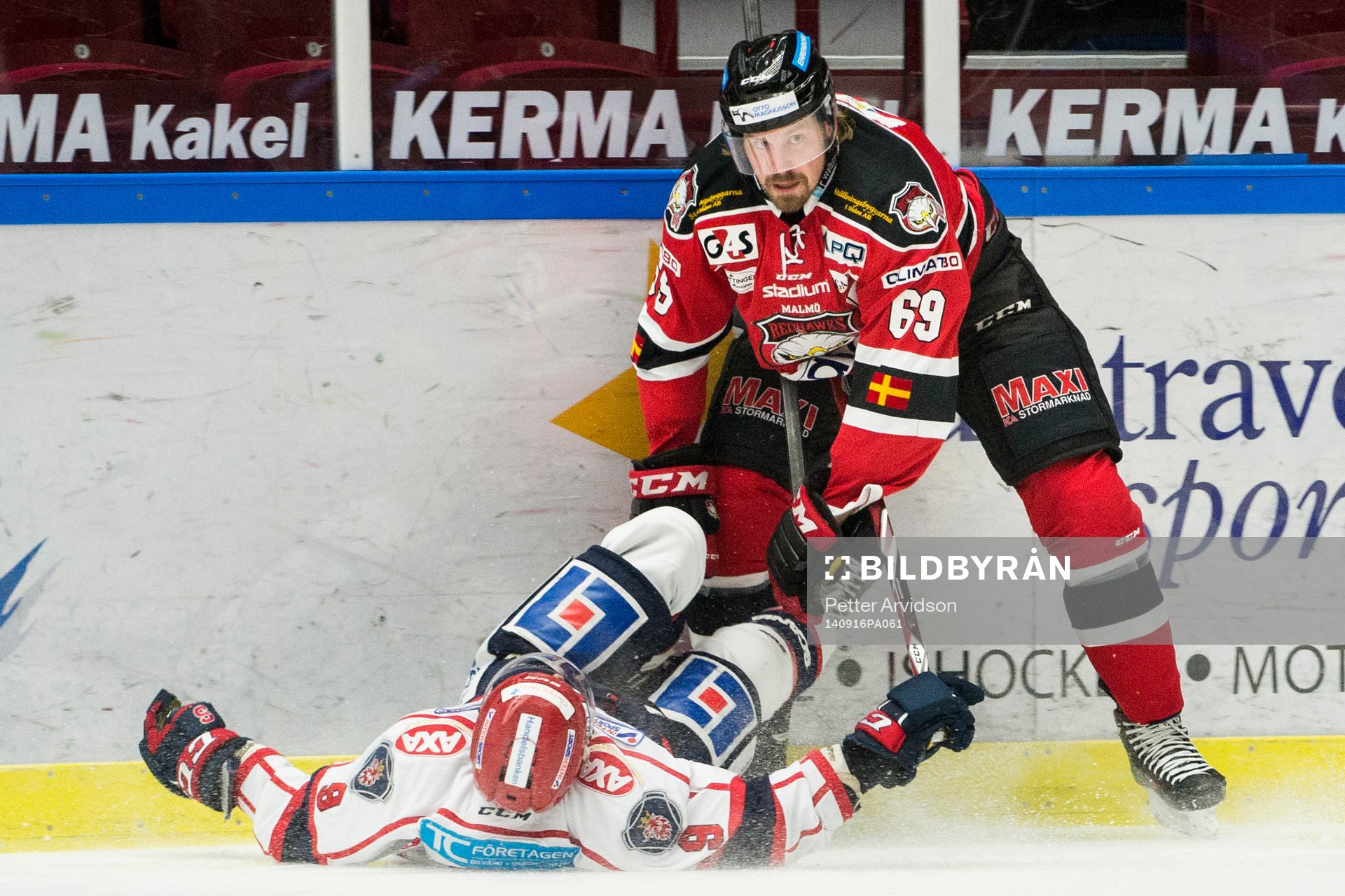 Södertäljes James Sixsmith och Malmö Redhawks Stefan Warg