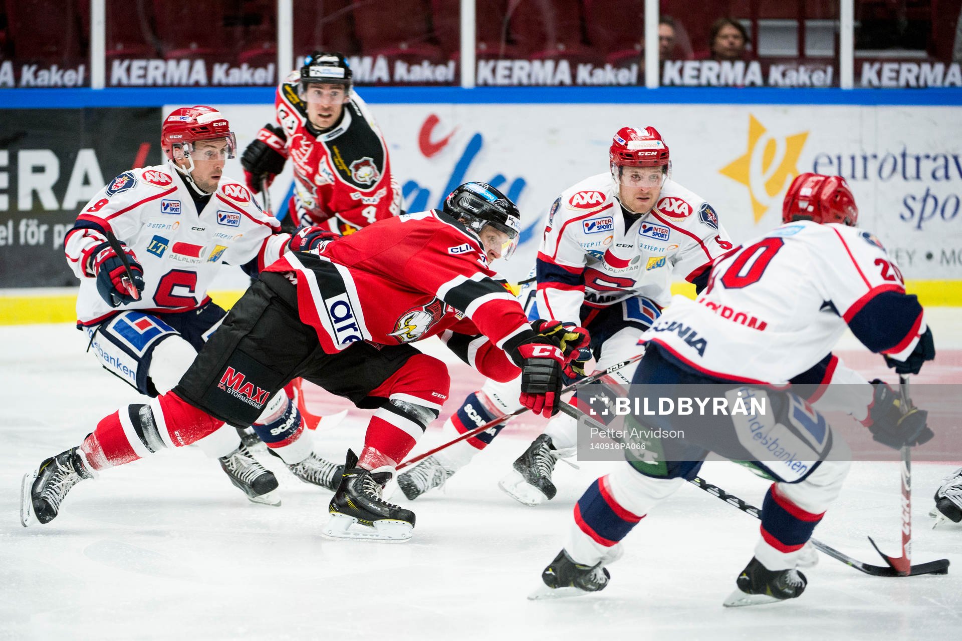 Malmö Redhawks Fredrik Storm omgiven av Södertäljes