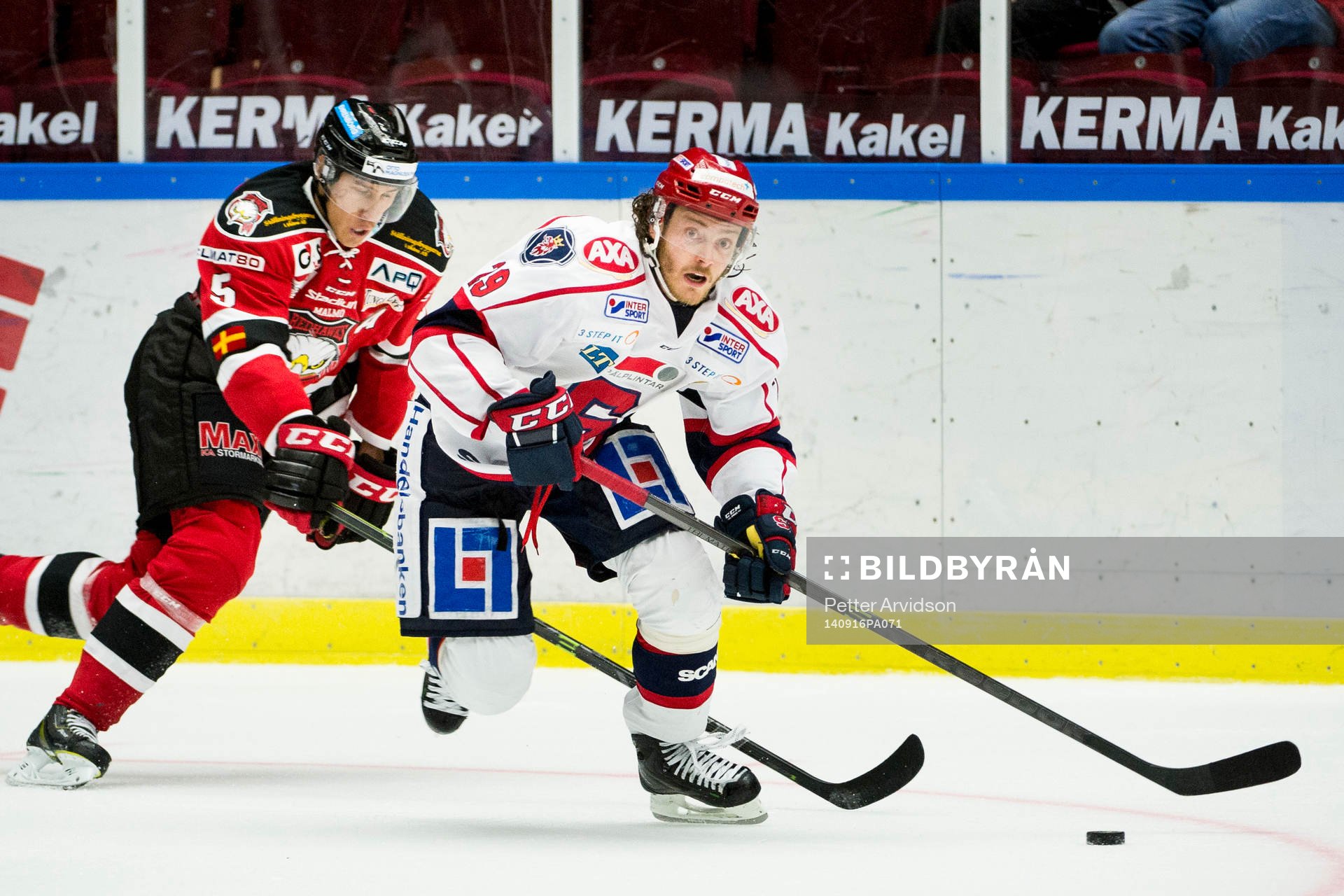 Södertäljes Erik Lindhagen jagas av Malmö Redhawks Jon