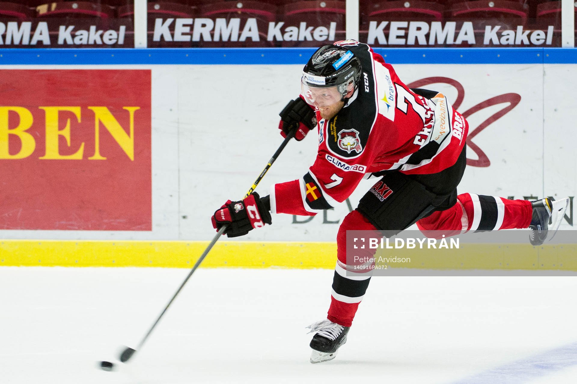 Malmö Redhawks Tobias Ericsson testar skott