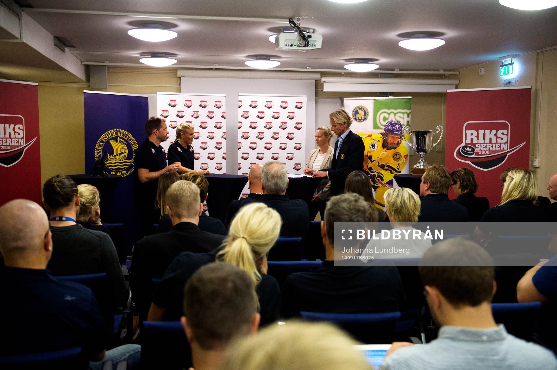 s tränare Stefan af Bjuhr och lagkapten Helene Martinsen