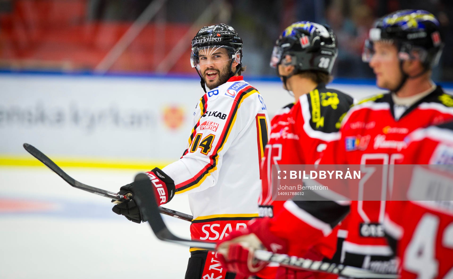 Luleås Stephen Dixon pratar med Örebros Tim Wallace