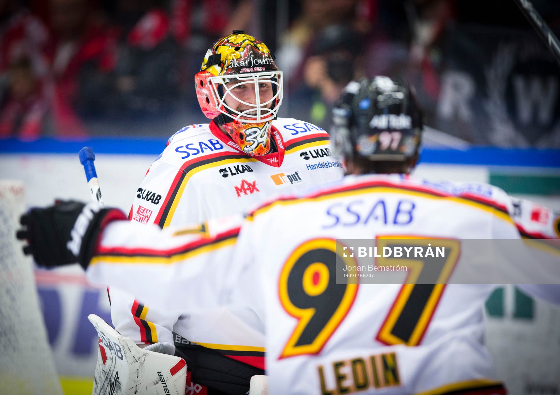 Luleås målvakt Joel Lassinantti jublar med Per Ledin