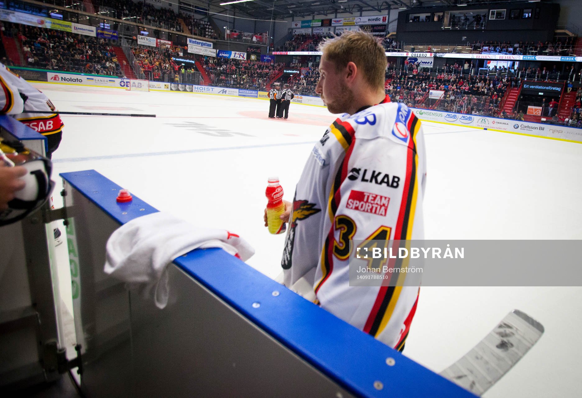 Luleås målvakt Joel Lassinantti dricker sportdryck