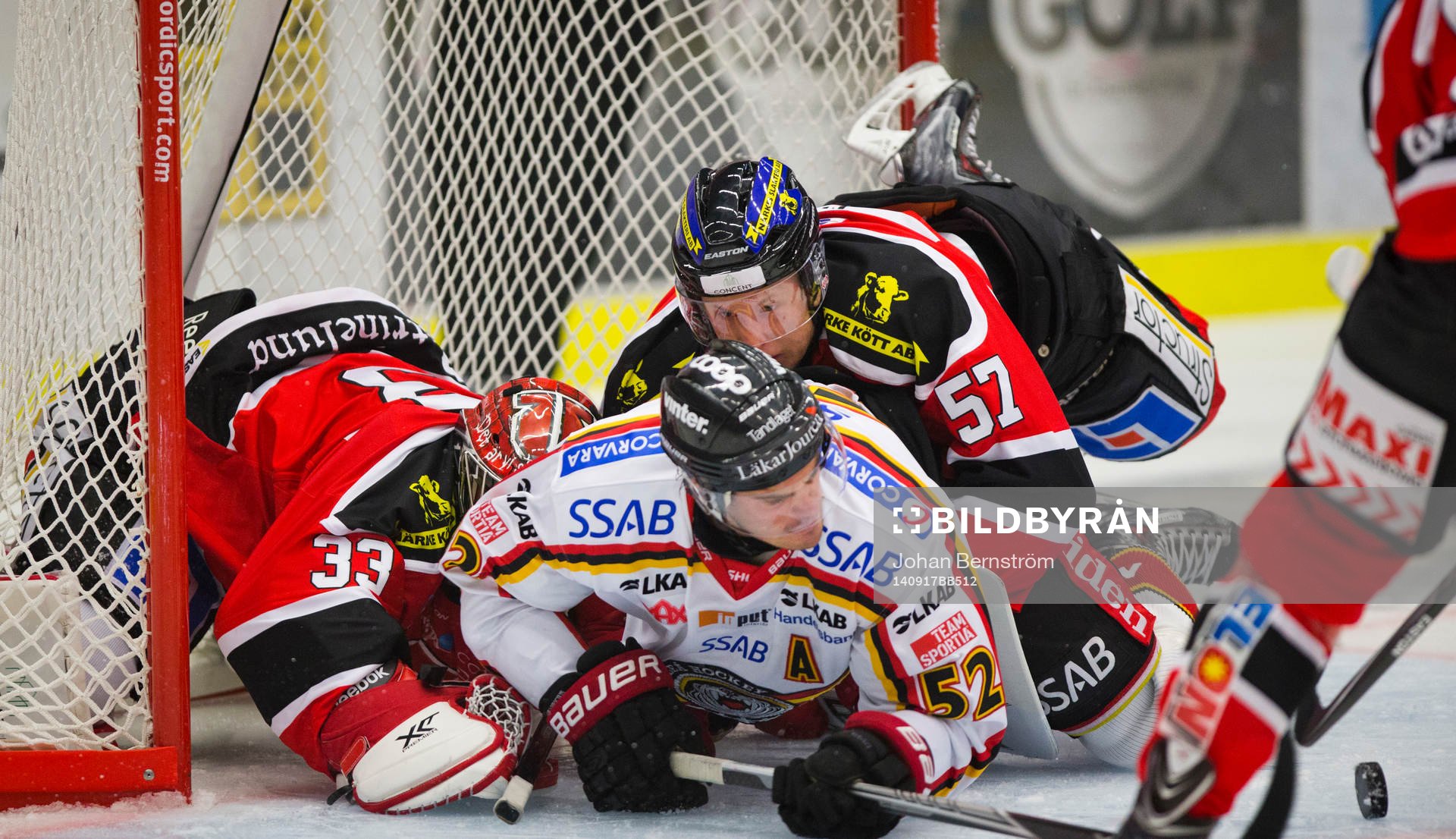 Örebros målvakt Julius Hudacek och Johan Motin mot
