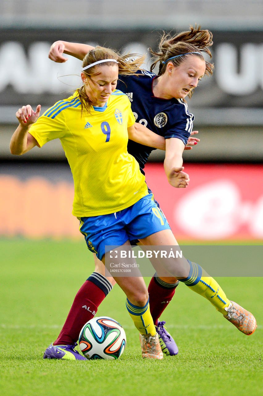 Sveriges Kosovare Asllani i närkamp med Skottlands Suzanne Lappin under fotbollsmatchen i damernas VM-kval mellan Sverige och Skottland den 17 september 2014 i Göteborg.