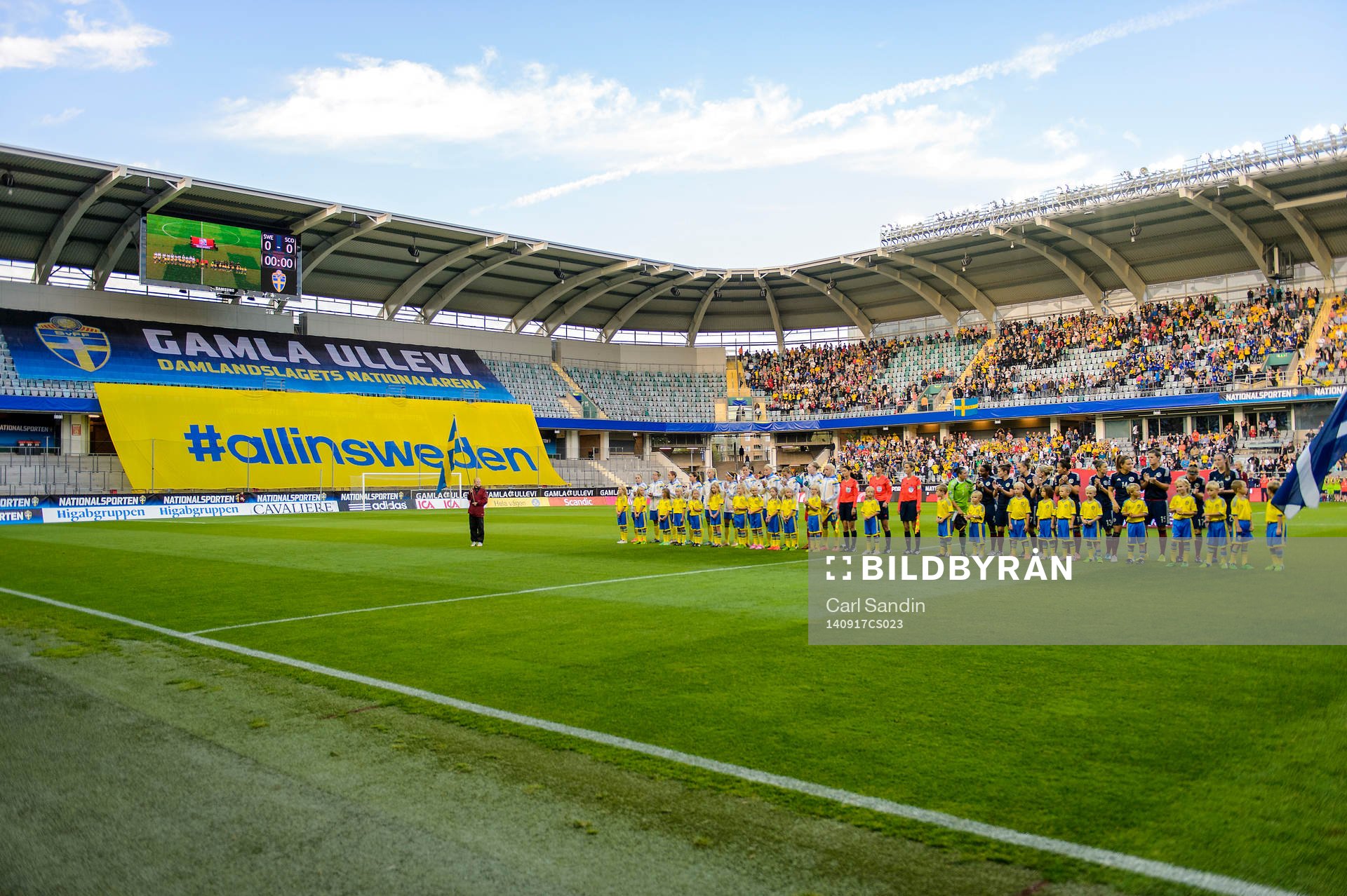 Lagen står uppställda vid lineup innan fotbollsmatchen i