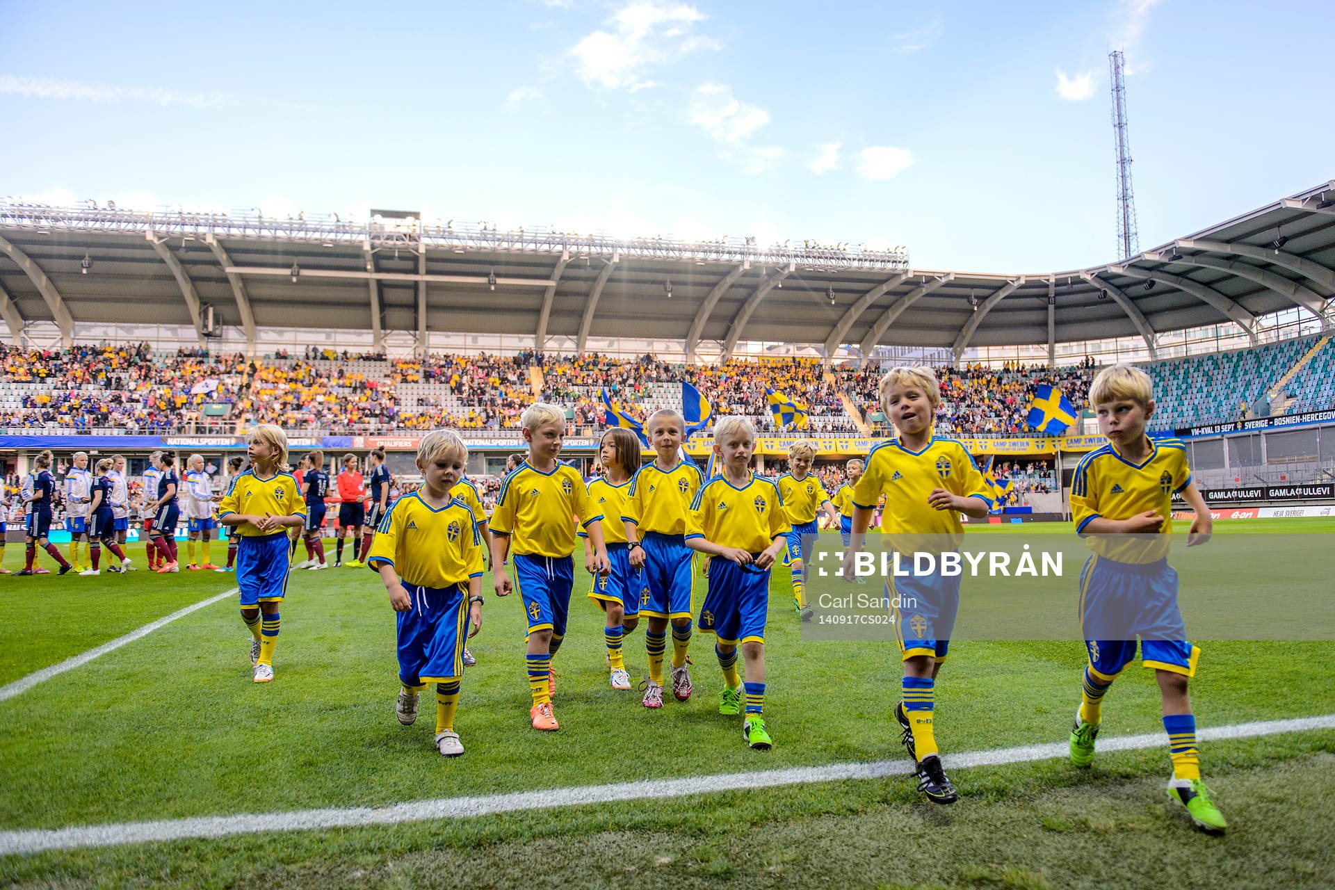 Knattarna springer av planen efter lineup innen fotbollsmatchen i damernas VM-kval mellan Sverige och Skottland den 17 september 2014 i Göteborg.