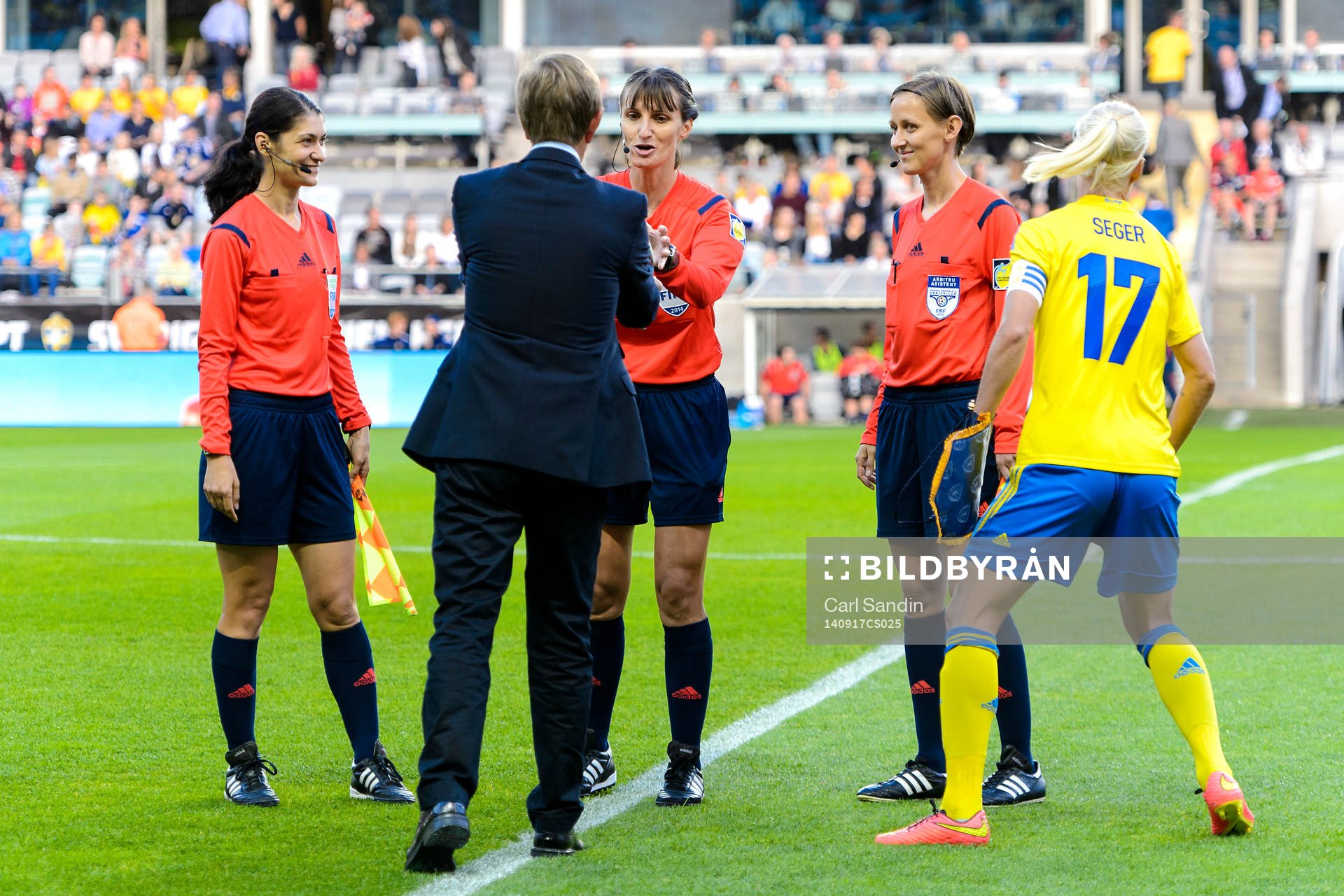 Matchbollen överlämnas till domare Teodora Albon från