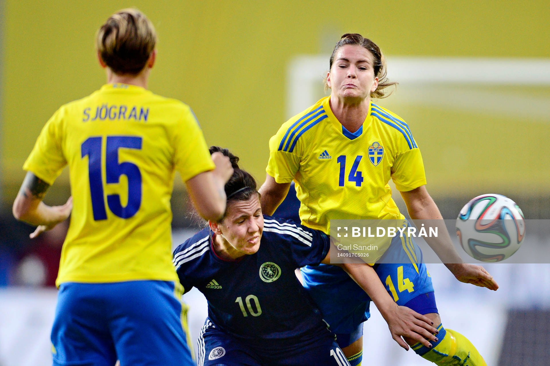 Skottlands Leanne Crichton i kamp om bollen med Sveriges Hanna Folkesson under fotbollsmatchen i damernas VM-kval mellan Sverige och Skottland den 17 september 2014 i Göteborg.