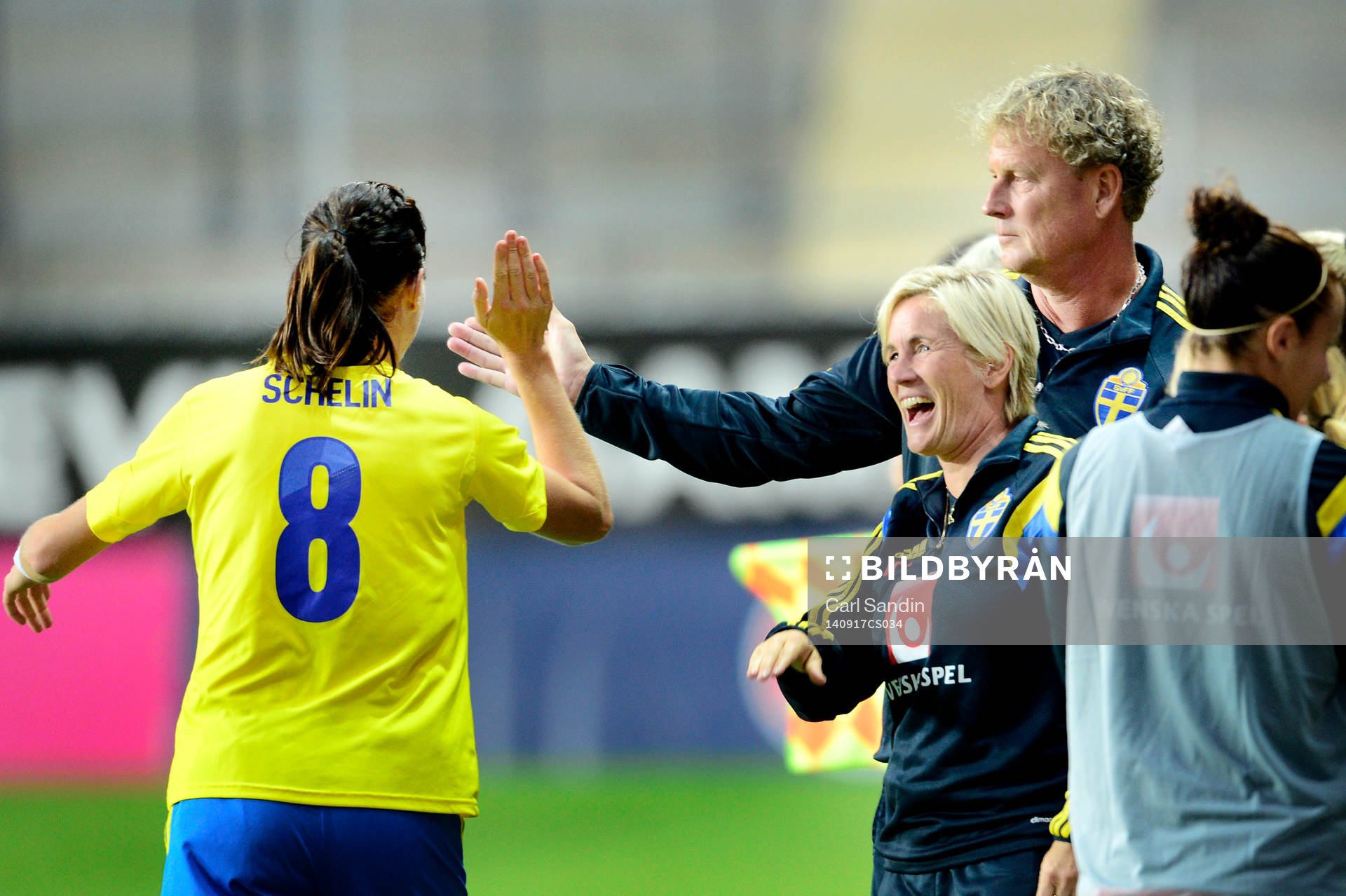 Sveriges Lotta Schelin firar 2-0 med assisterande