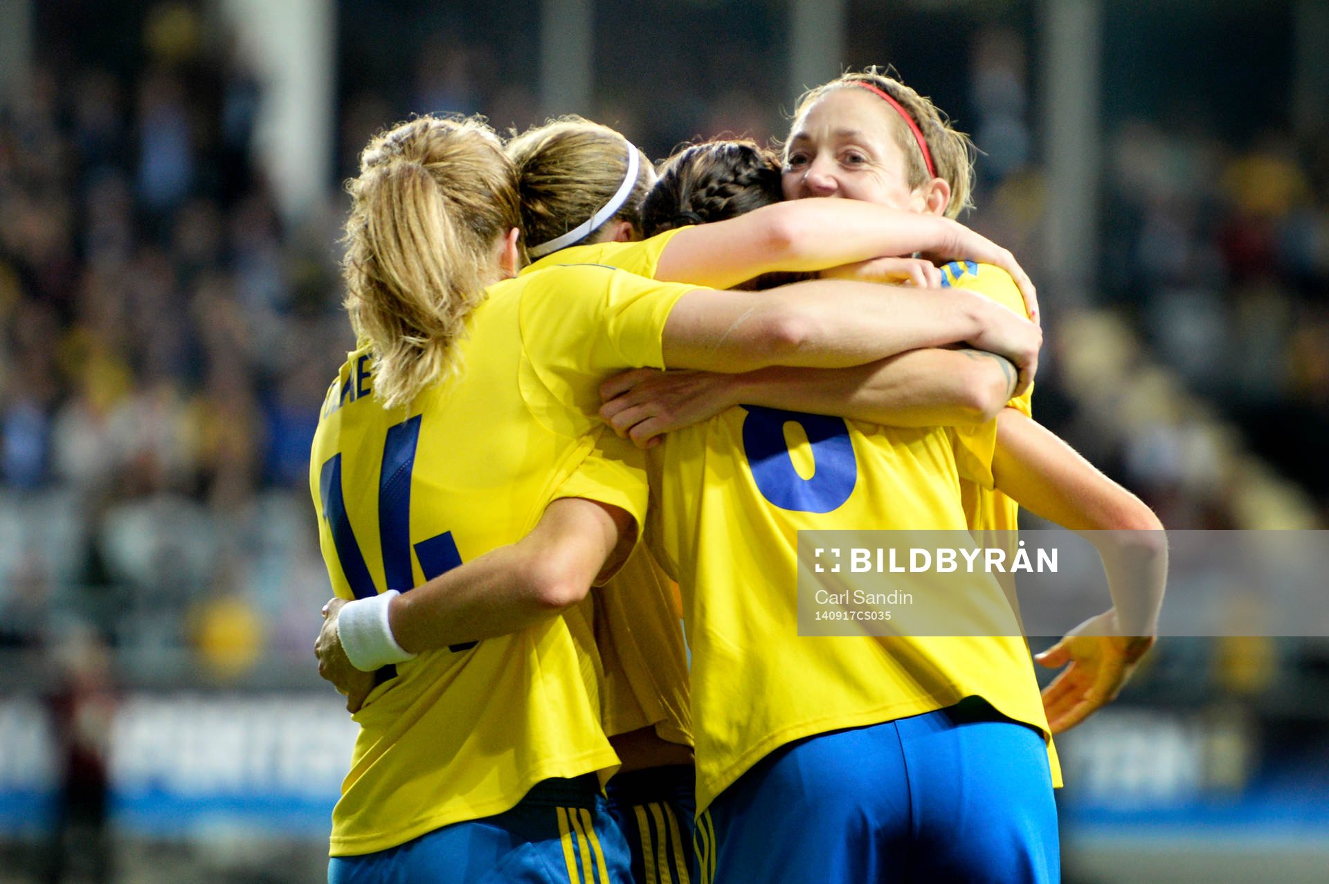 Sveriges Lotta Schelin kramas om av lagkamraterna med