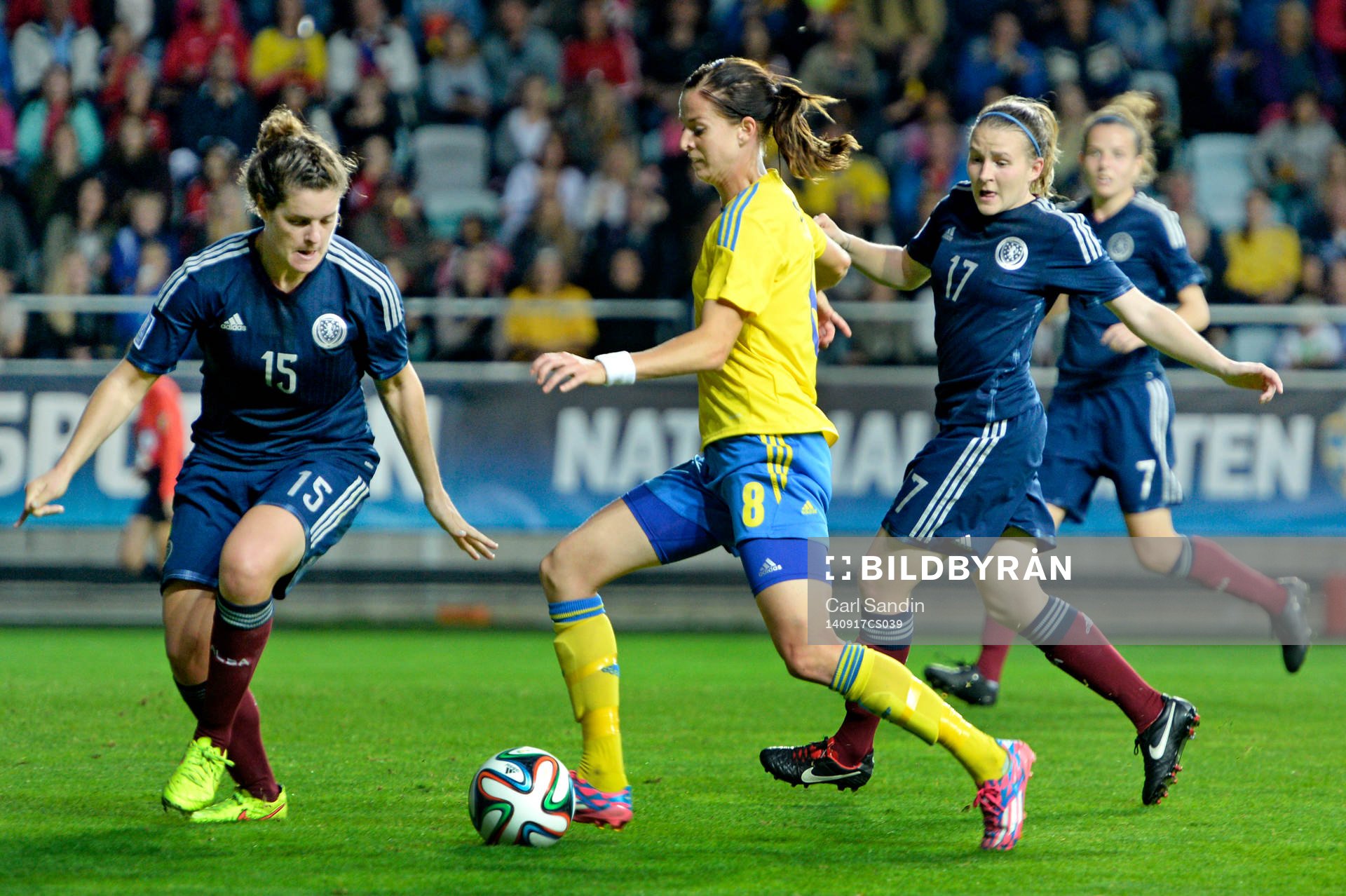 Sveriges Lotta Schelin gör 2-0 under fotbollsmatchen i damernas VM-kval mellan Sverige och Skottland den 17 september 2014 i Göteborg.