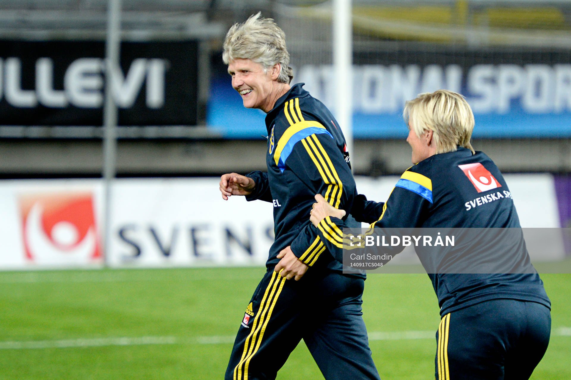 Sveriges förbundskapten Pia Sundhage och assisterande förbundskapten Lilie Persson firar segern i fotbollsmatchen i damernas VM-kval mellan Sverige och Skottland den 17 september 2014 i Göteborg.