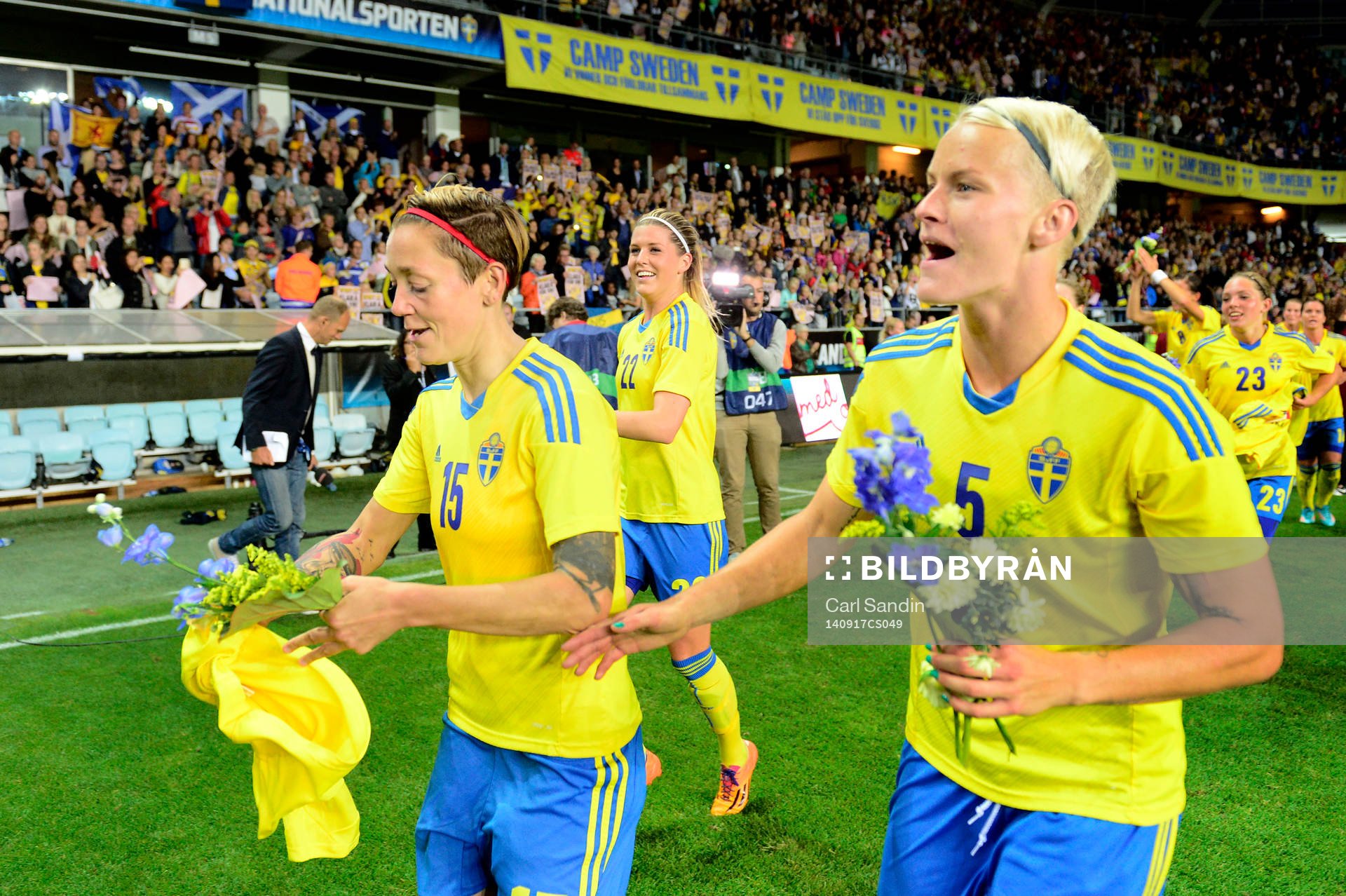Sveriges Therese Sjögran och Nilla Fischer tackar publiken