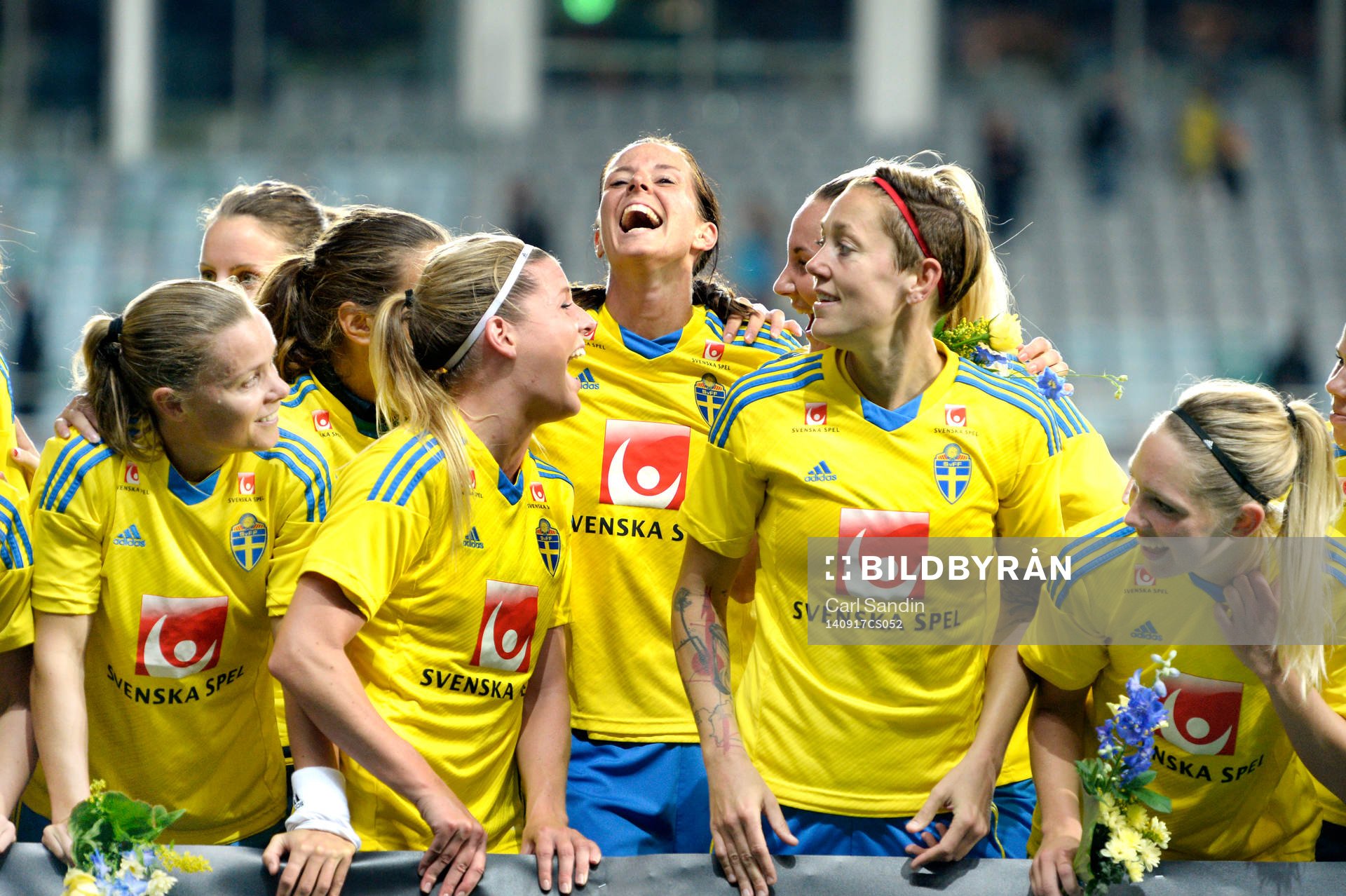 Sveriges Lotta Schelin (mitten) firar