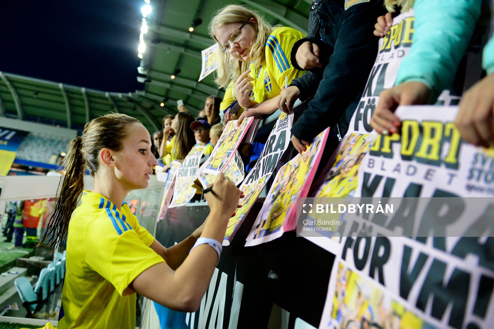 Sveriges Kosovare Asllani skriver autografer