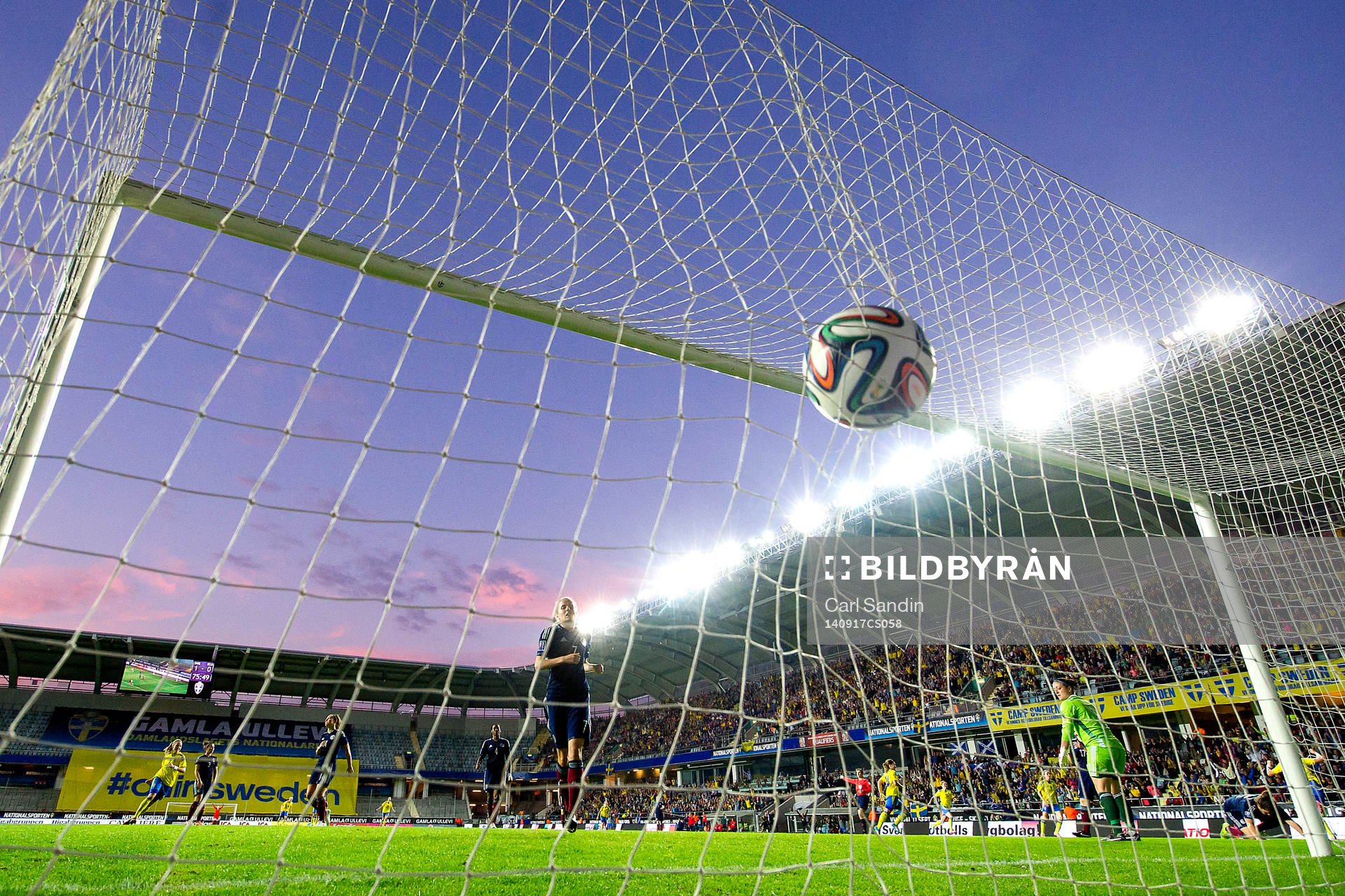 Sveriges Lotta Schelin skjuter bollen till 2-0 under fotbollsmatchen i damernas VM-kval mellan Sverige och Skottland den 17 september 2014 i Göteborg.