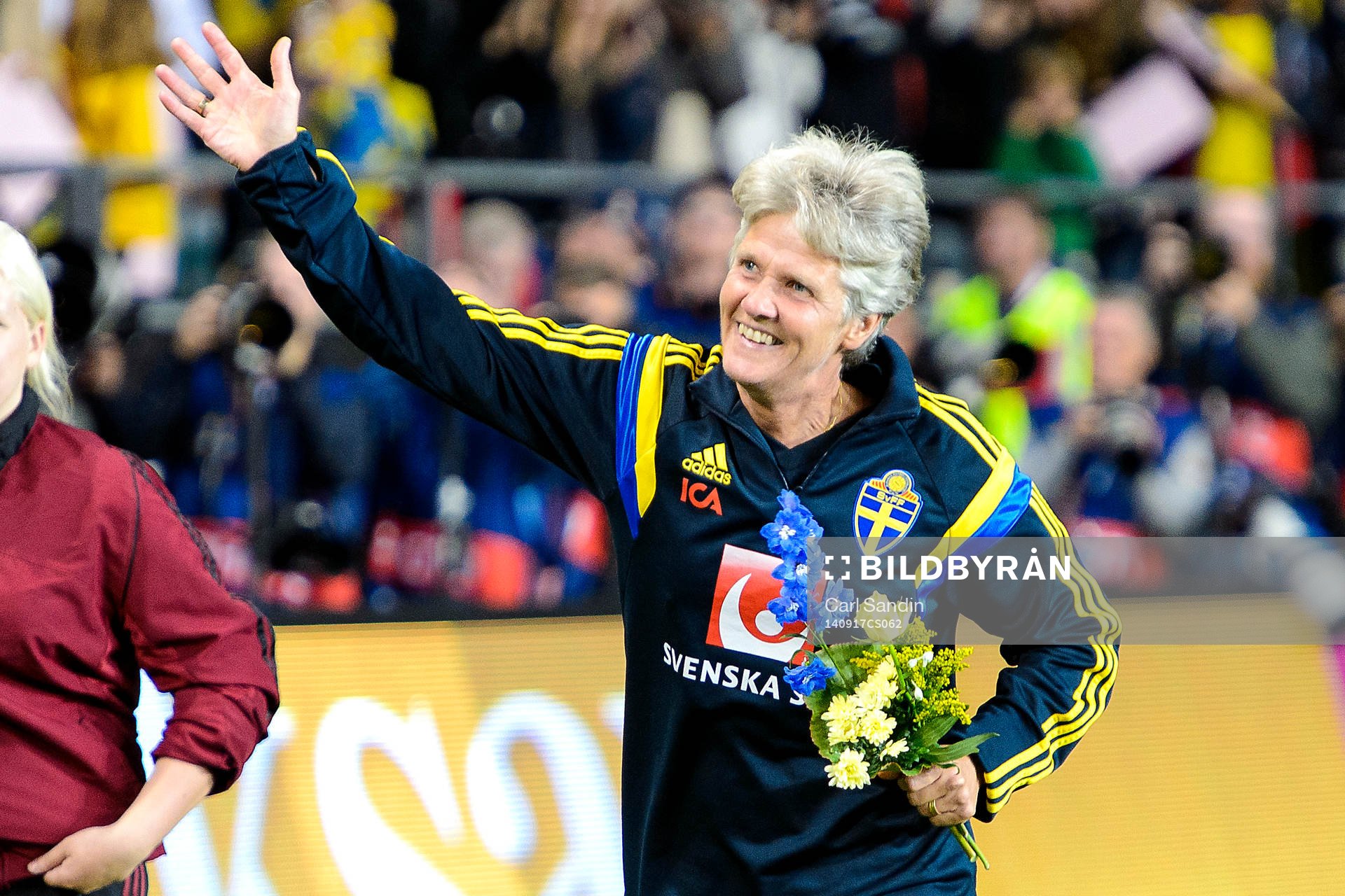Sveriges förbundskapten Pia Sundhage tackar publiken