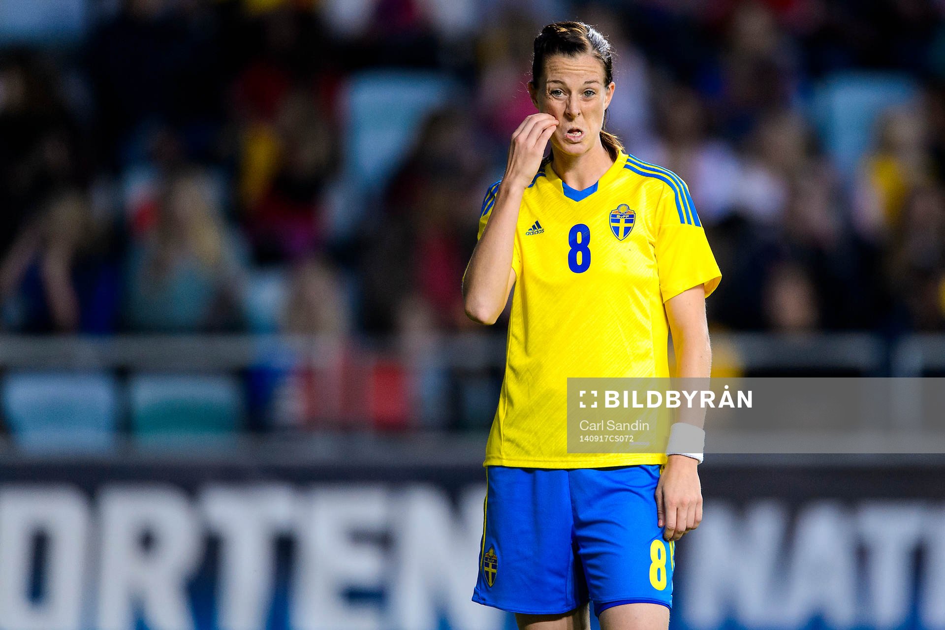 Sveriges Lotta Schelin klias sig i ansiktet
