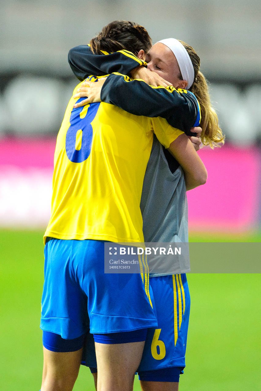 Sveriges Lotta Schelin kramar om Sveriges Sara Thunebro