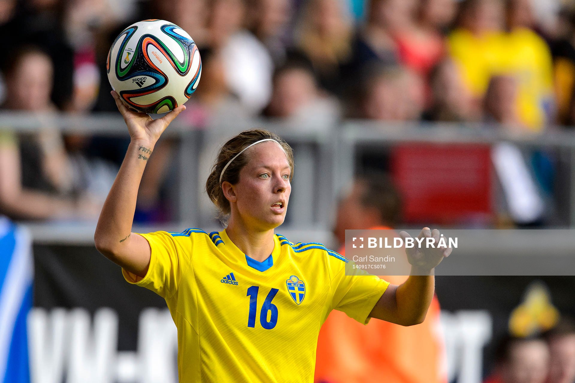Sveriges Lina Nilsson gör sig redo att kasta ett inkast