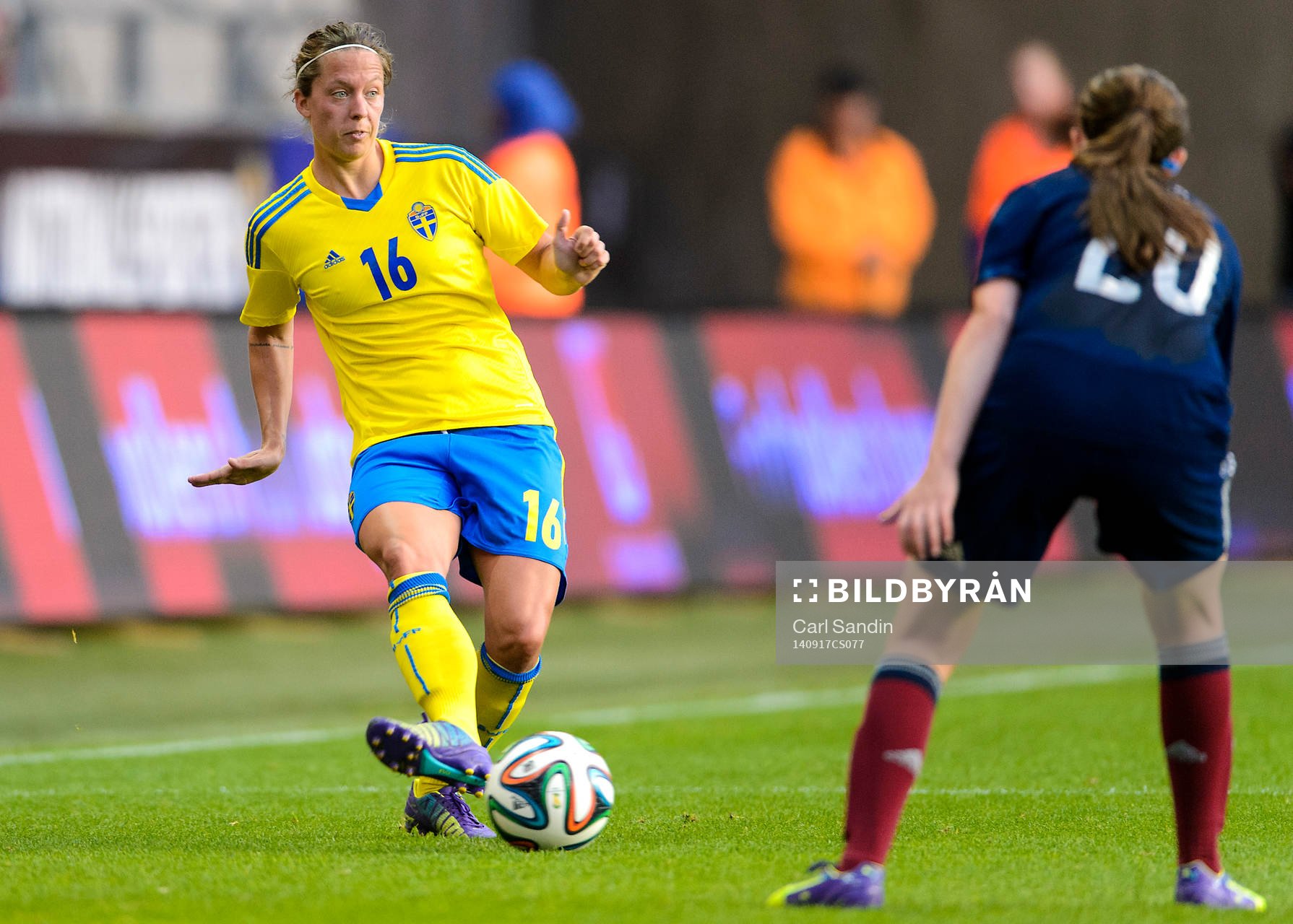 Sveriges Lina Nilsson passar bollen