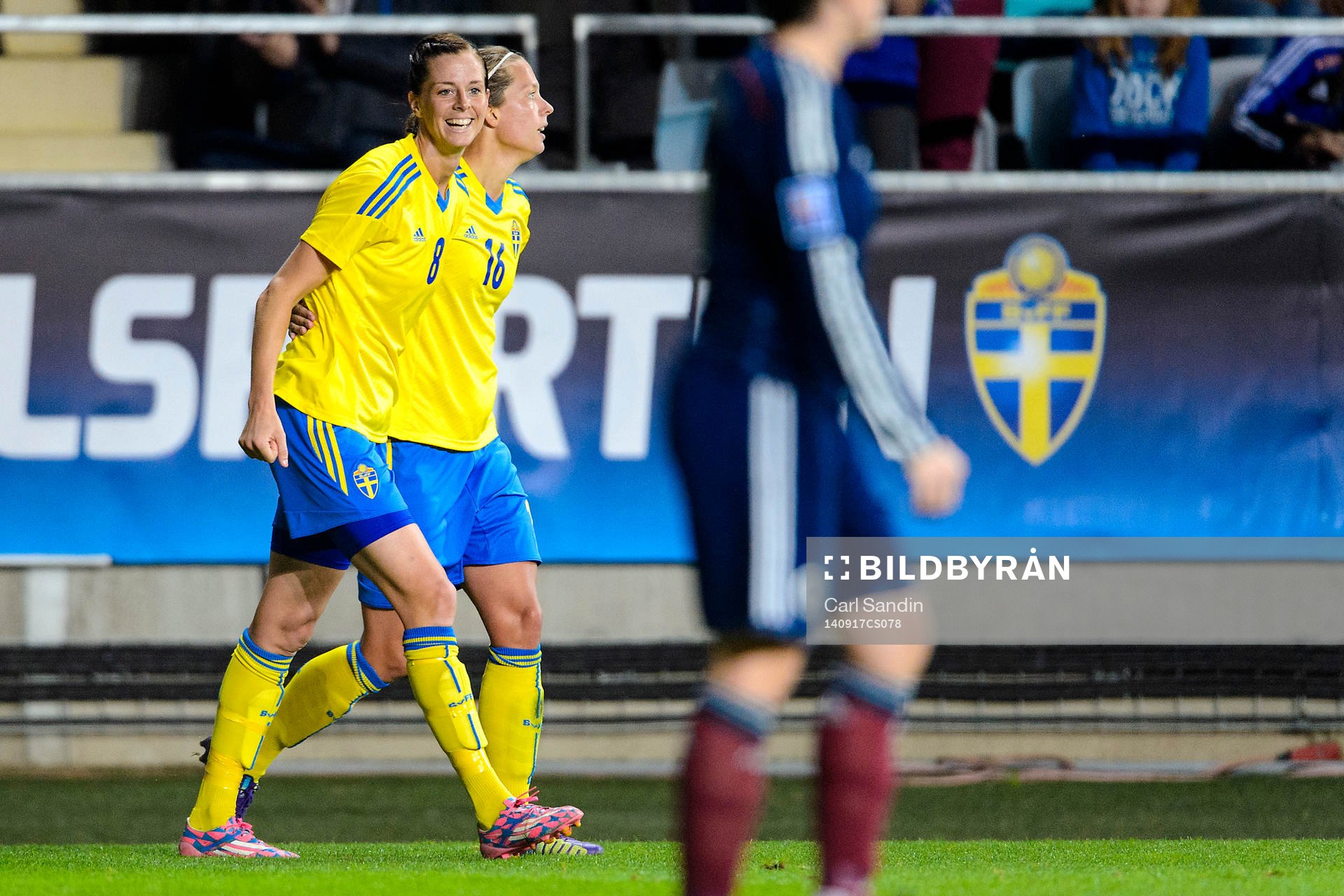 Sveriges Lotta Schelin och Lina Nilsson firar