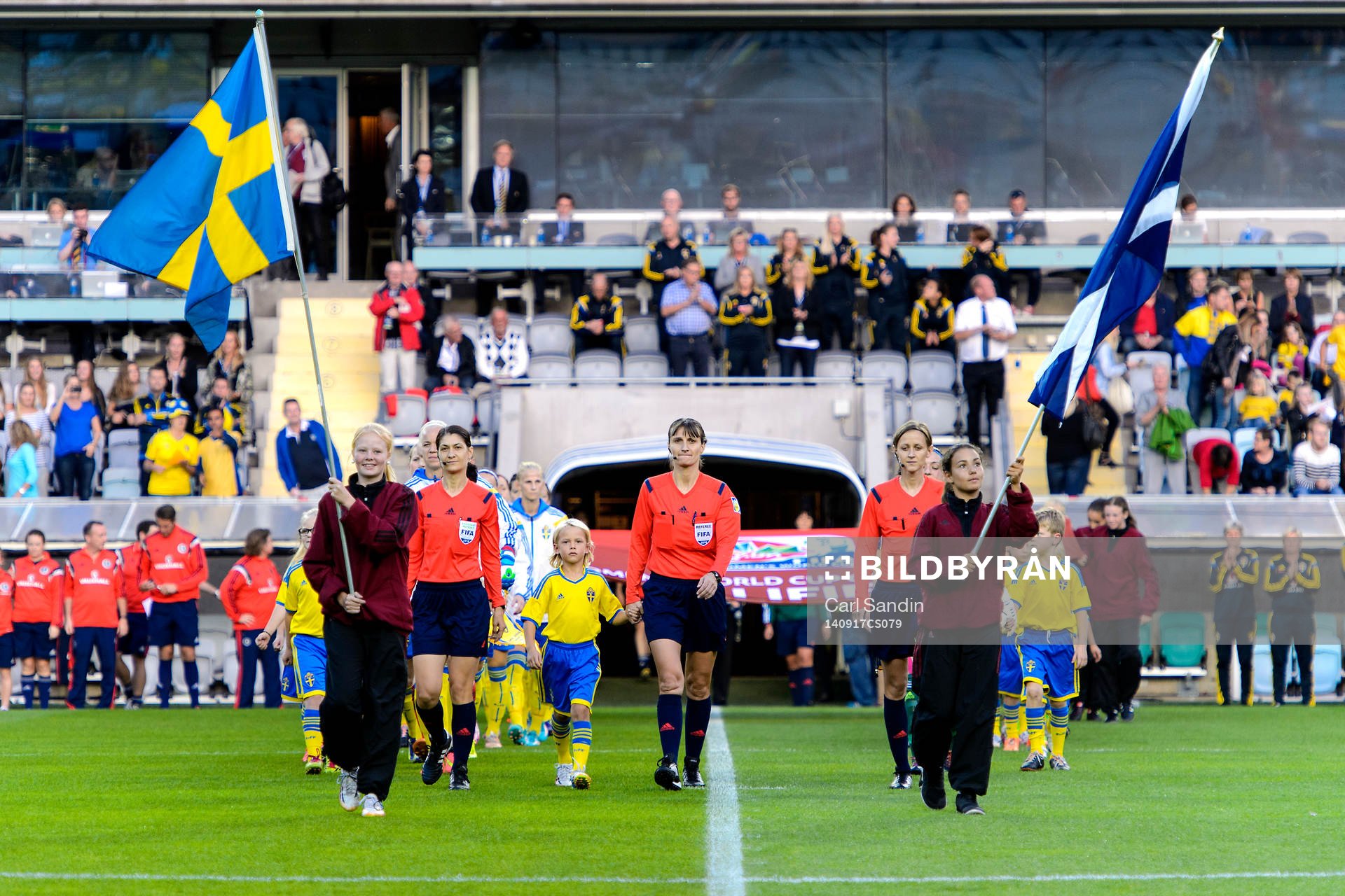 Lagen går in på arenan innan fotbollsmatchen i damernas VM-kval mellan Sverige och Skottland den 17 september 2014 i Göteborg.