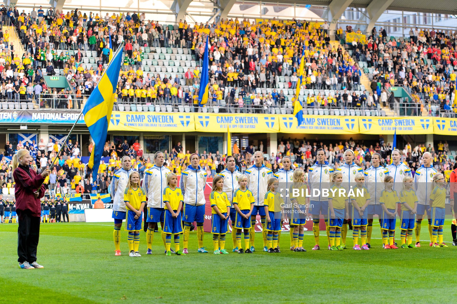Sveriges lag vid lineup under fotbollsmatchen i damernas VM-kval mellan Sverige och Skottland den 17 september 2014 i Göteborg.