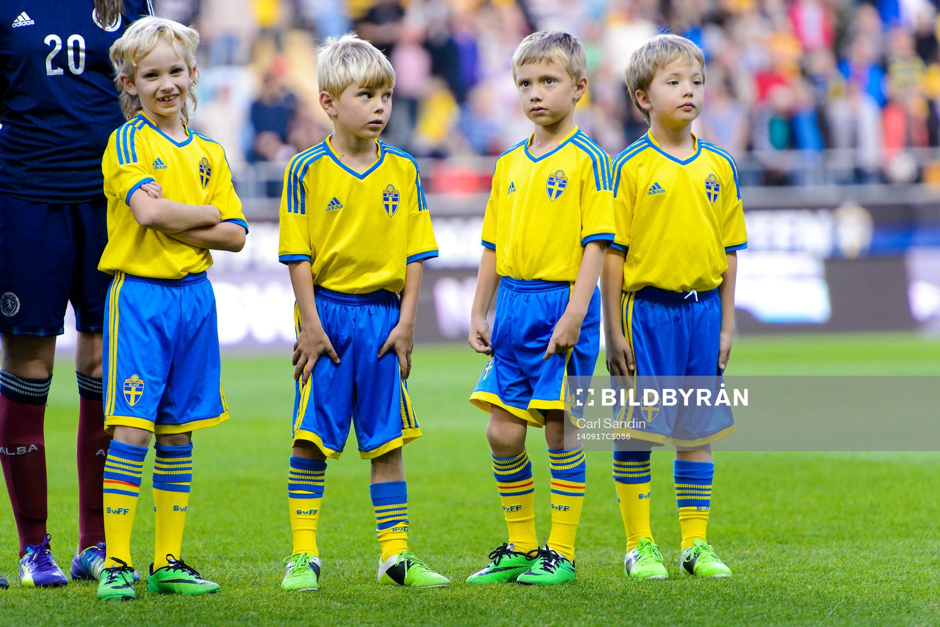 Knattar vid lineup inför fotbollsmatchen i damernas VM-kval mellan Sverige och Skottland den 17 september 2014 i Göteborg.