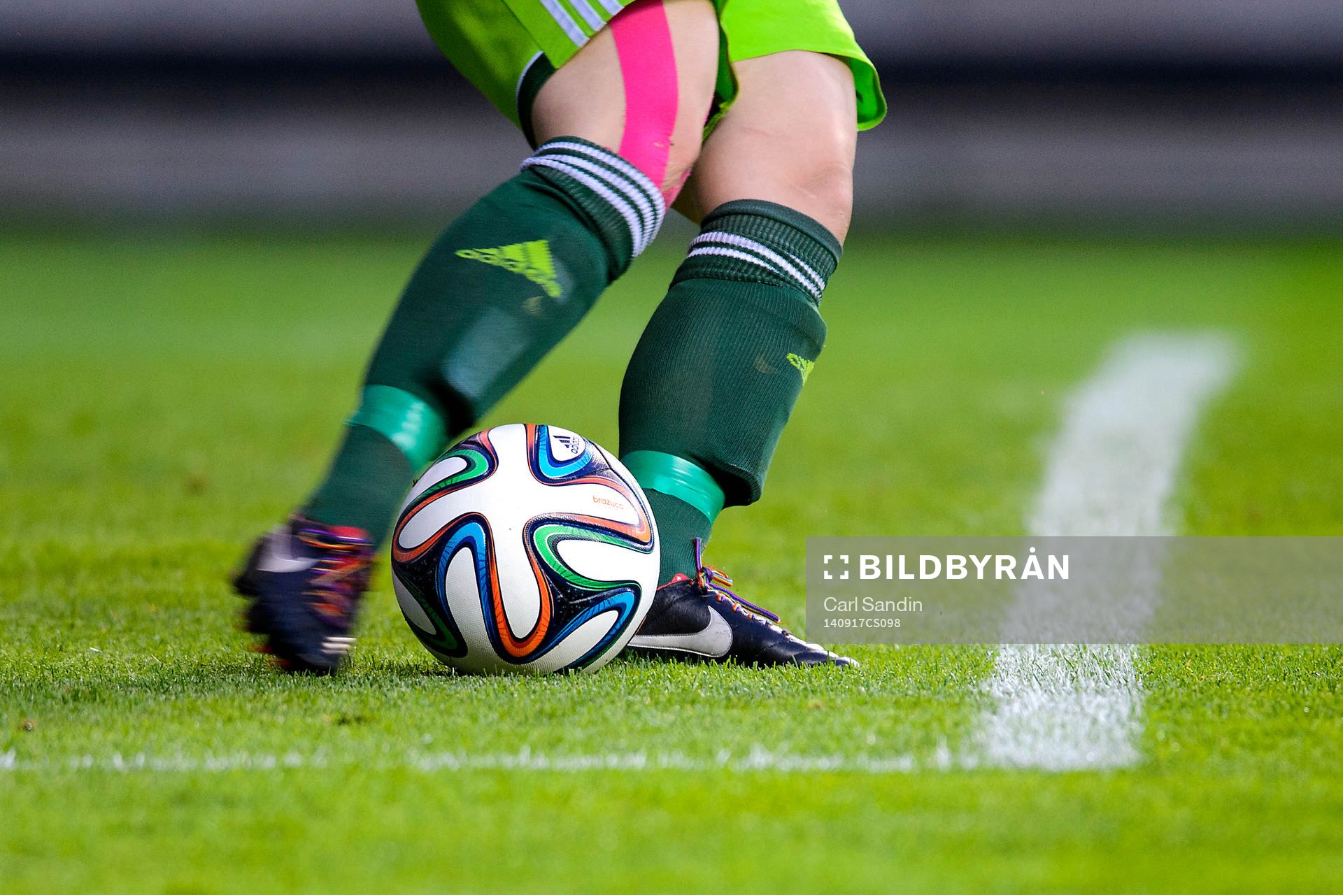 En målvakt skjuter ut bollen under fotbollsmatchen i damernas VM-kval mellan Sverige och Skottland den 17 september 2014 i Göteborg.
