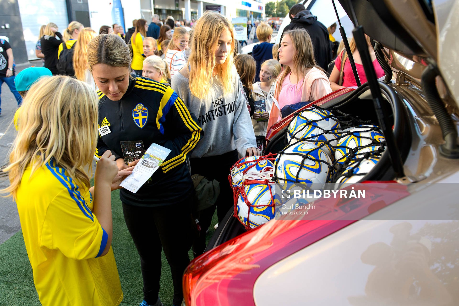 Några tjejer gissar hur många bollar som finns i en bil