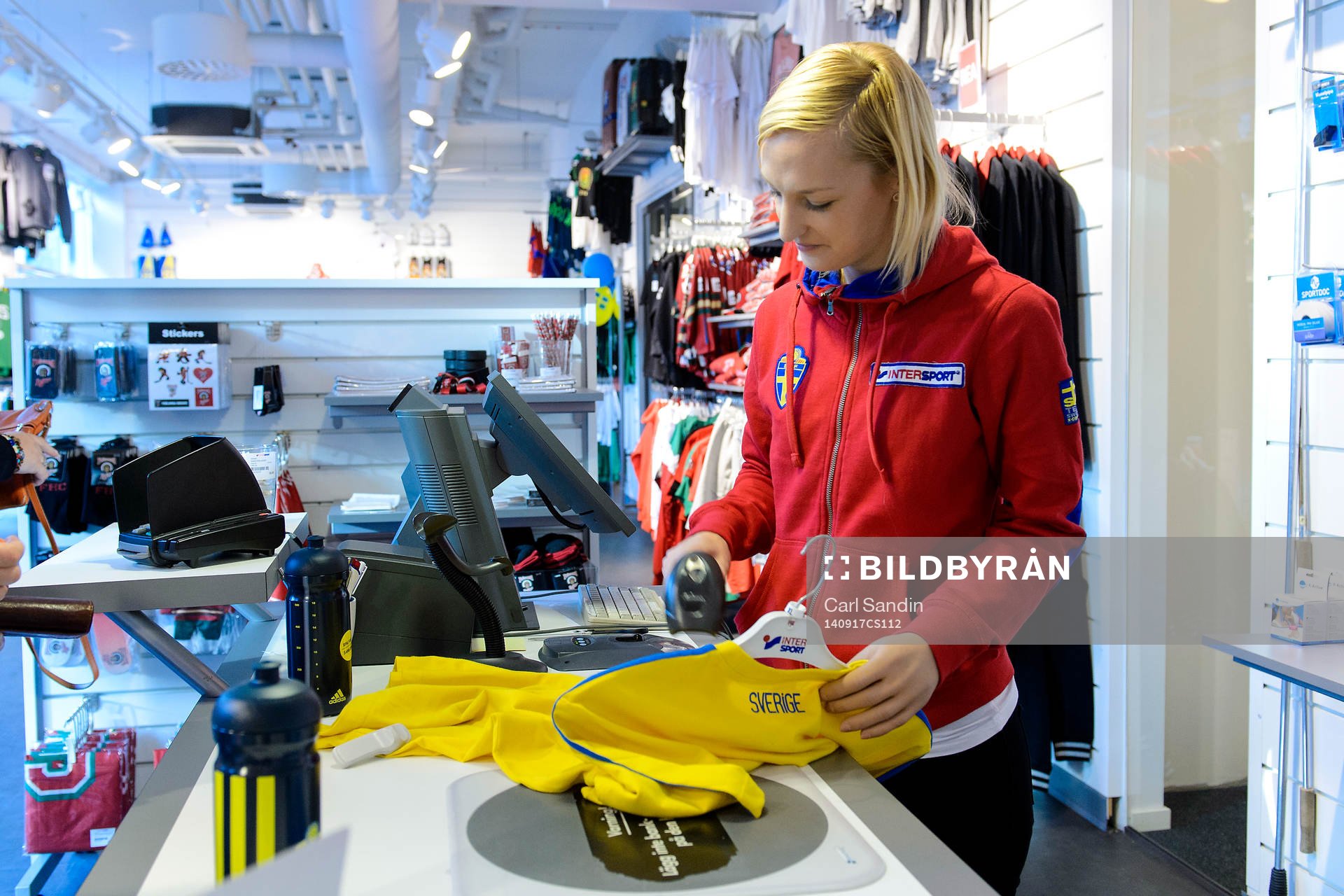 Madelein Sandgren på Intersport säljer en sverigetröja innan fotbollsmatchen i damernas VM-kval mellan Sverige och Skottland den 17 september 2014 i Göteborg.