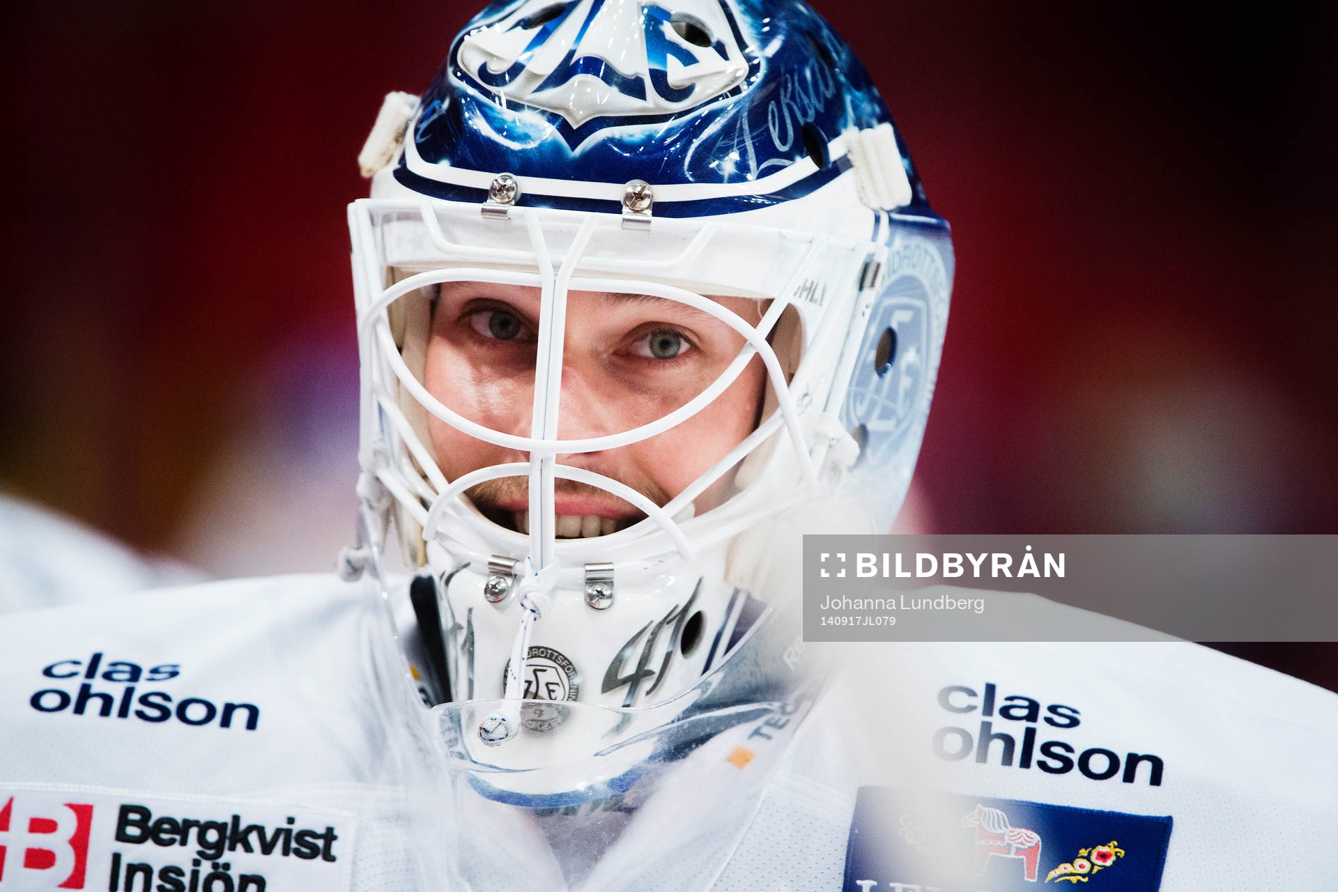 Leksands målvakt Joel Gistedt värmer upp