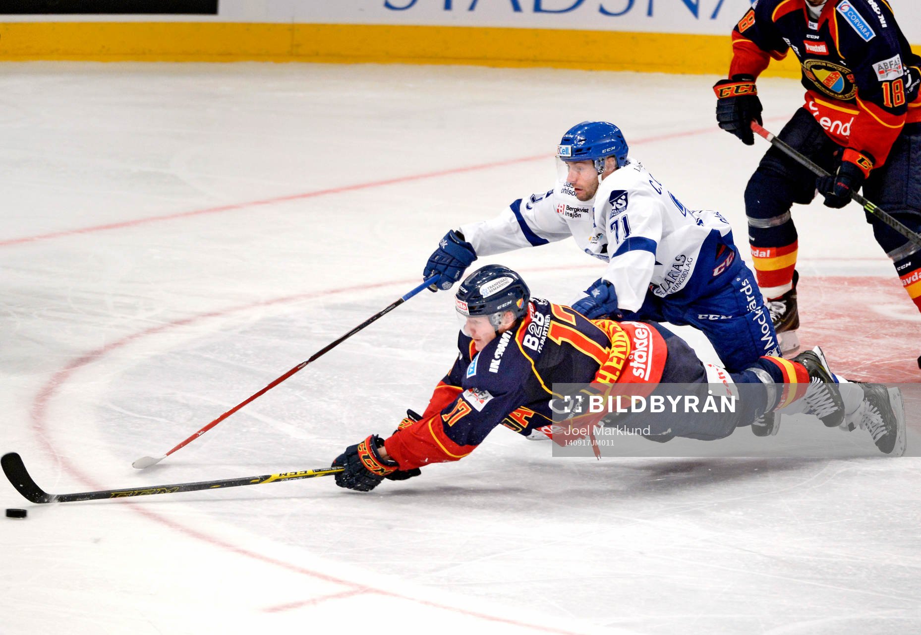 Djurgårdens Henrik Eriksson fälls av Leksands Chris