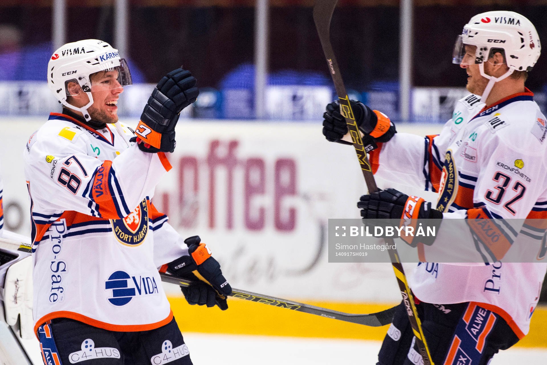 Växjös Robert Rosén och Nick Johnson jublar