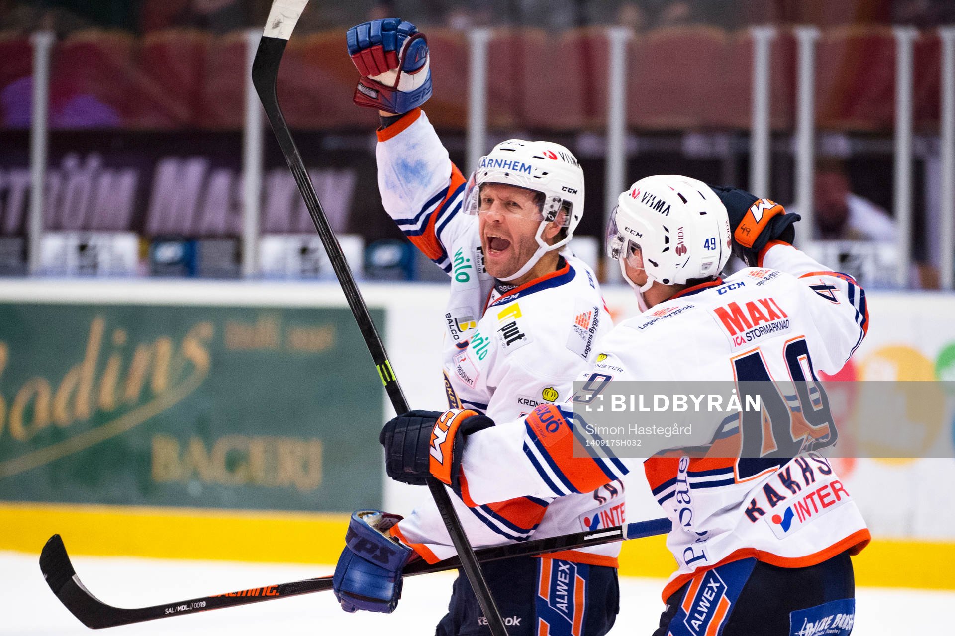 Växjös Tomi Kallio och Rhett Rakhshani jublar
