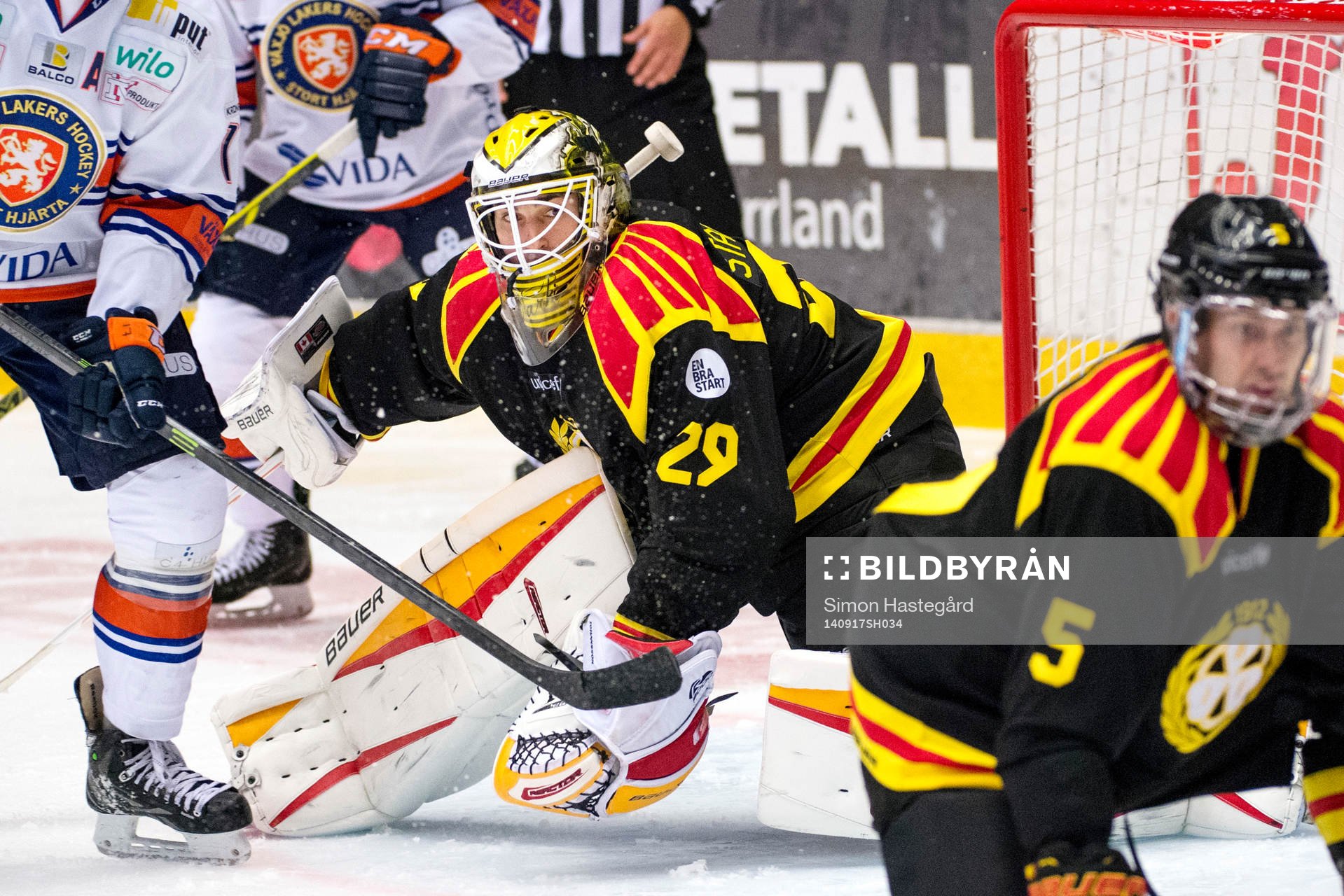 Brynäs målvakt Bernhard Starkbaum får hjälp av Lukas