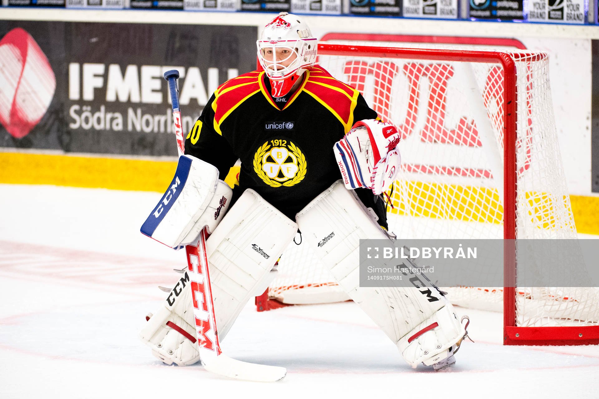 Brynäs målvakt Christoffer Bengtsberg värmer upp före