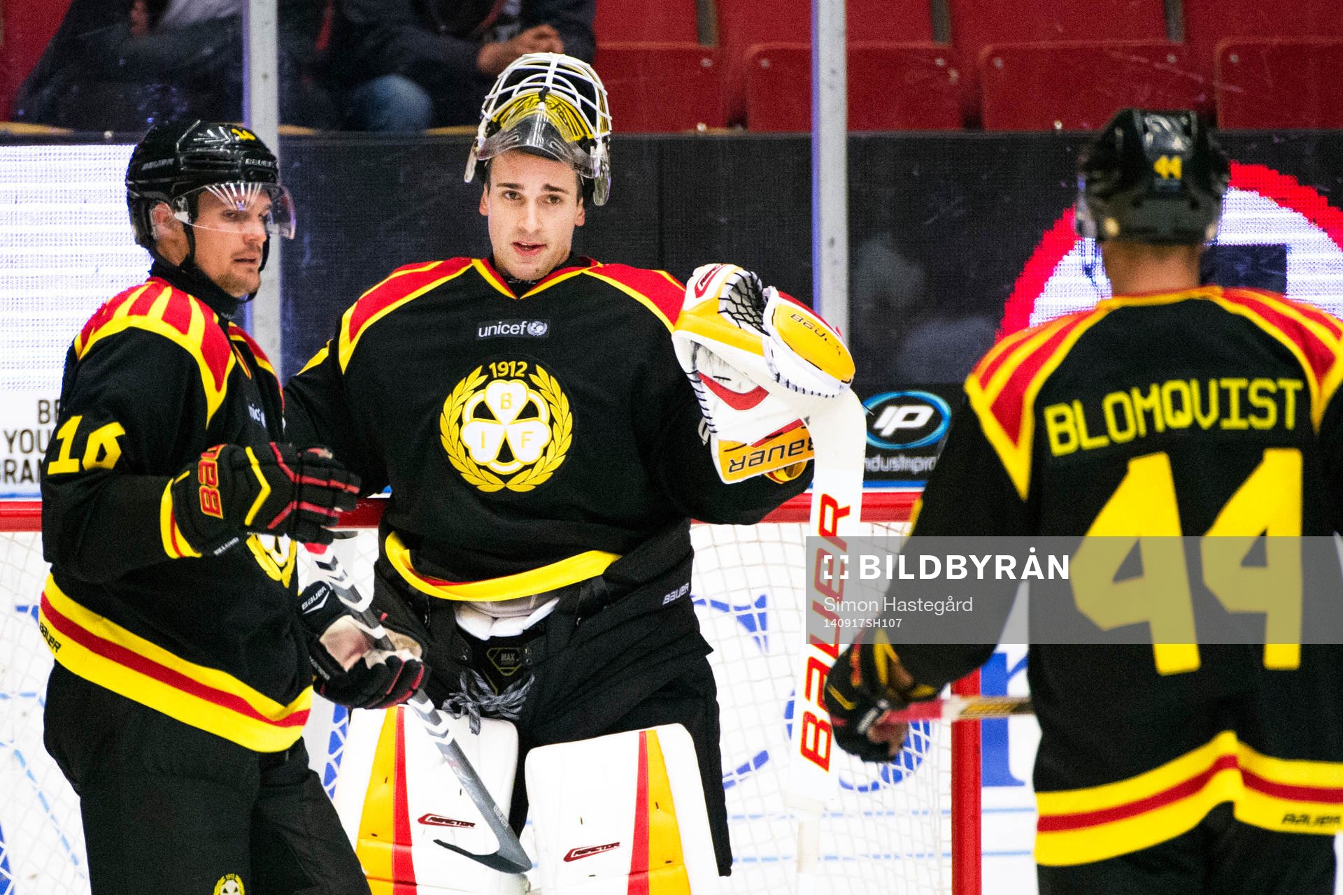 Brynäs målvakt Bernhard Starkbaum med Oscar Eklund, t.v,