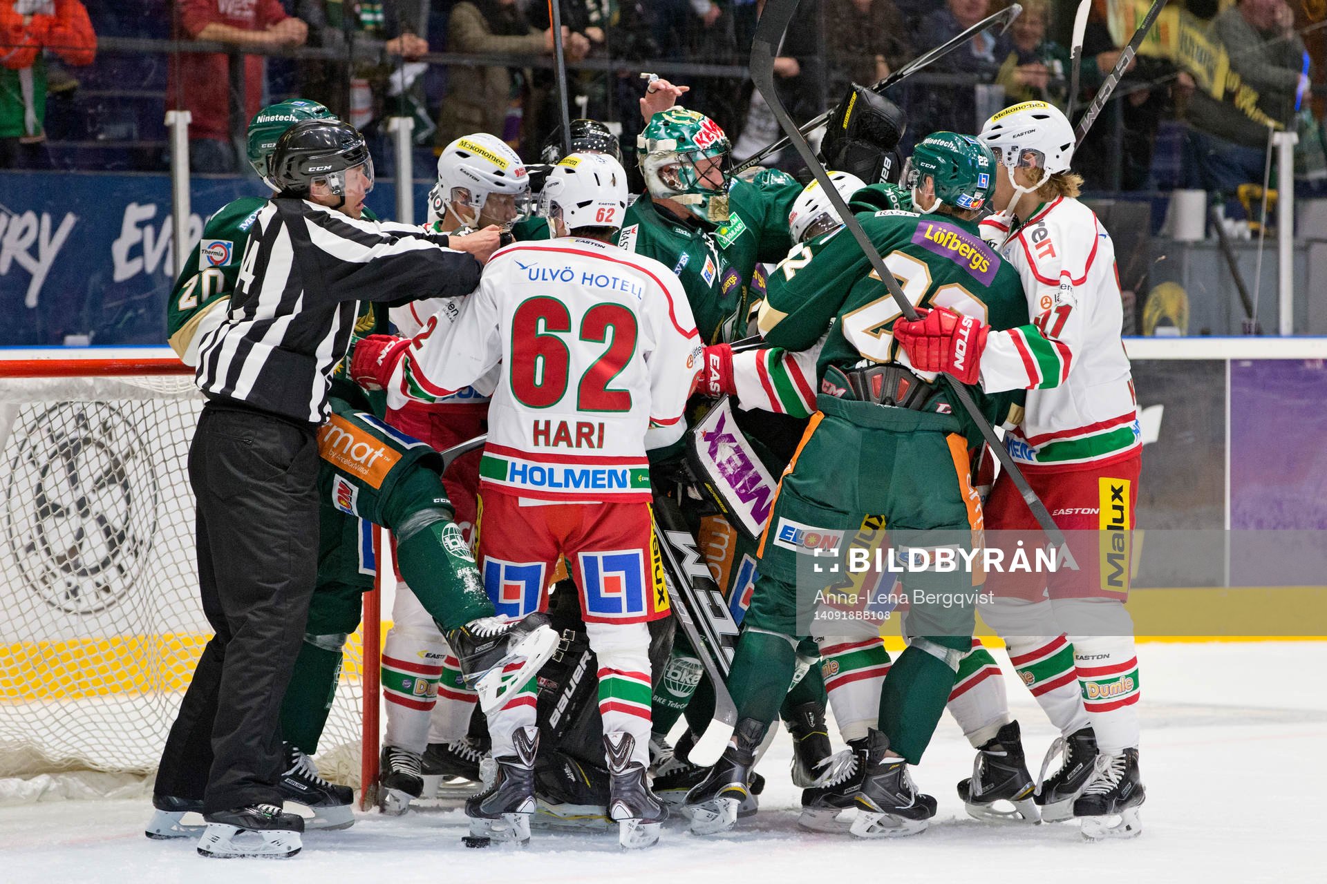 Slagsmål framför Färjestads Justin Pogges målbur