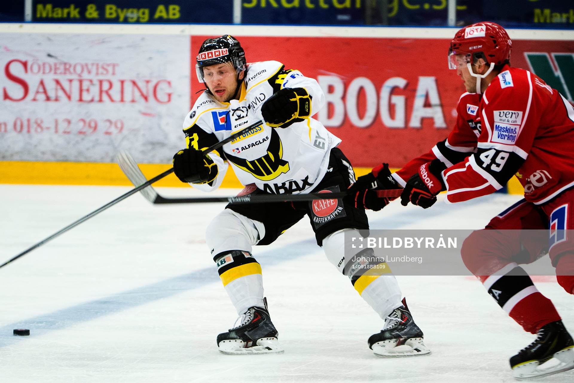 Västerås Dustin Johner jagas av Almtunas Sebastian Selin