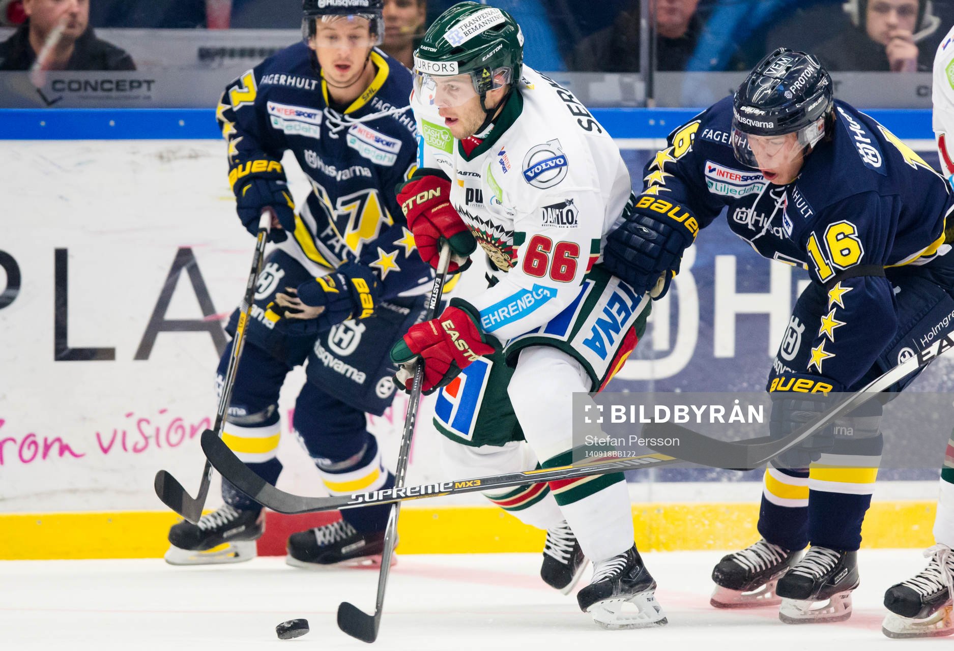 s Christoffer Törngren (v) och HV71:s Filip Sandberg (h)